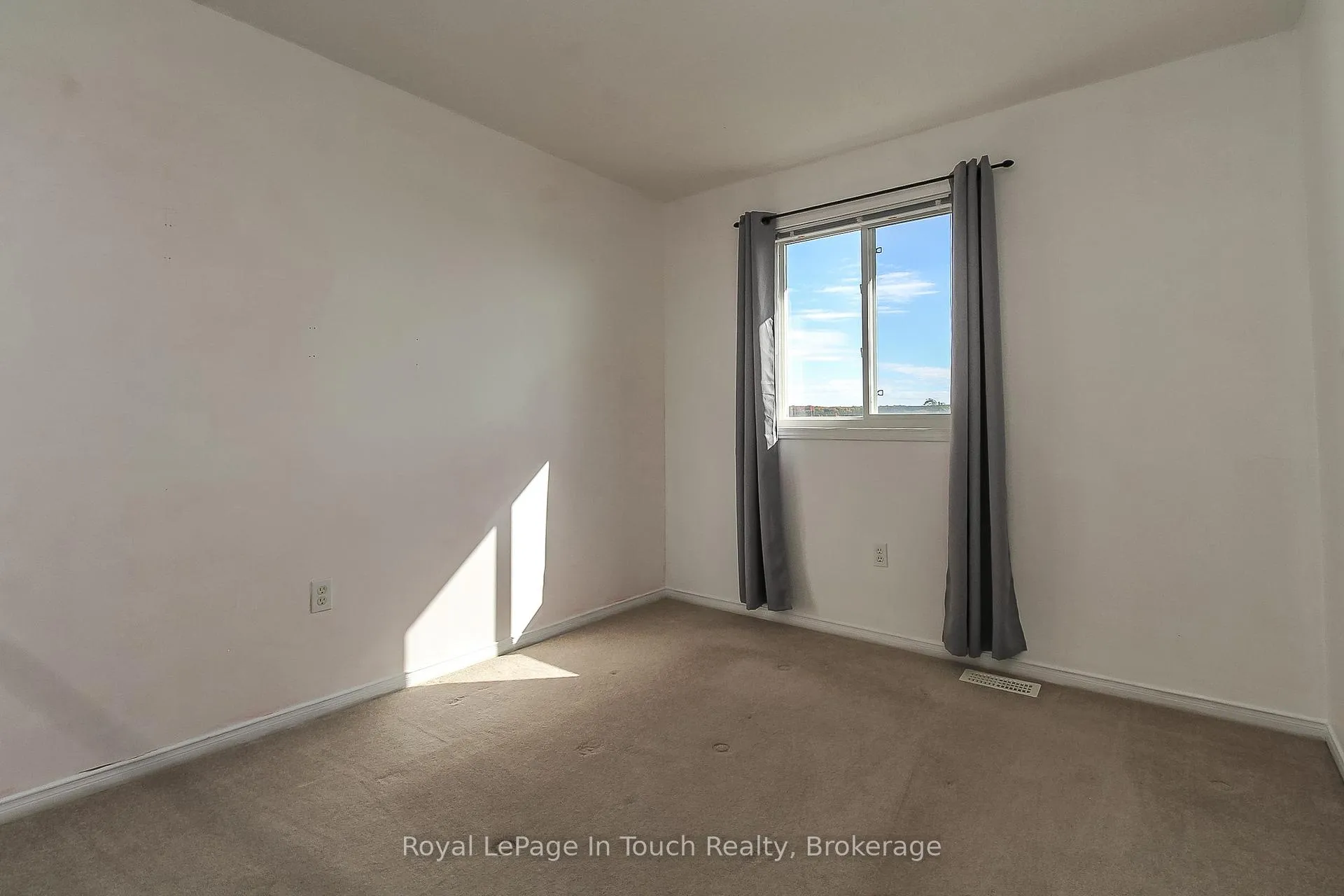 Photo 22 of 126 Southwinds Crescent, Midland — HOMEH
