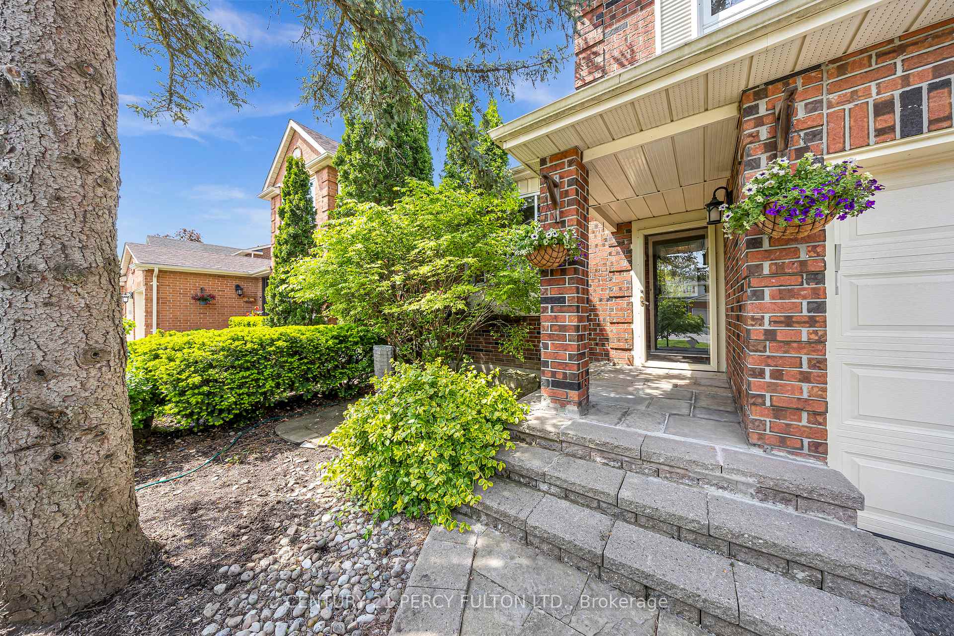 Photo 5 of 122 Wootten Way N, Markham, Markham Village — HOMEH
