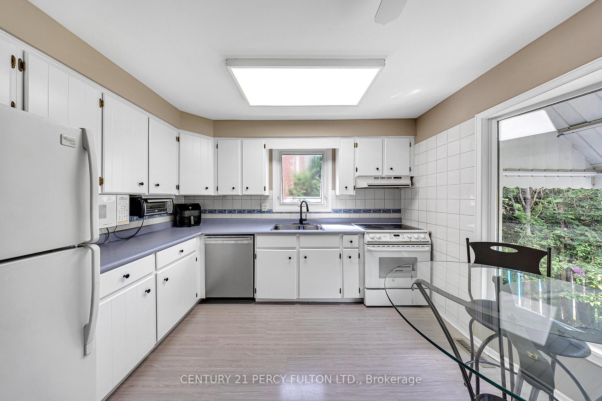 Photo 22 of 122 Wootten Way N, Markham, Markham Village — HOMEH
