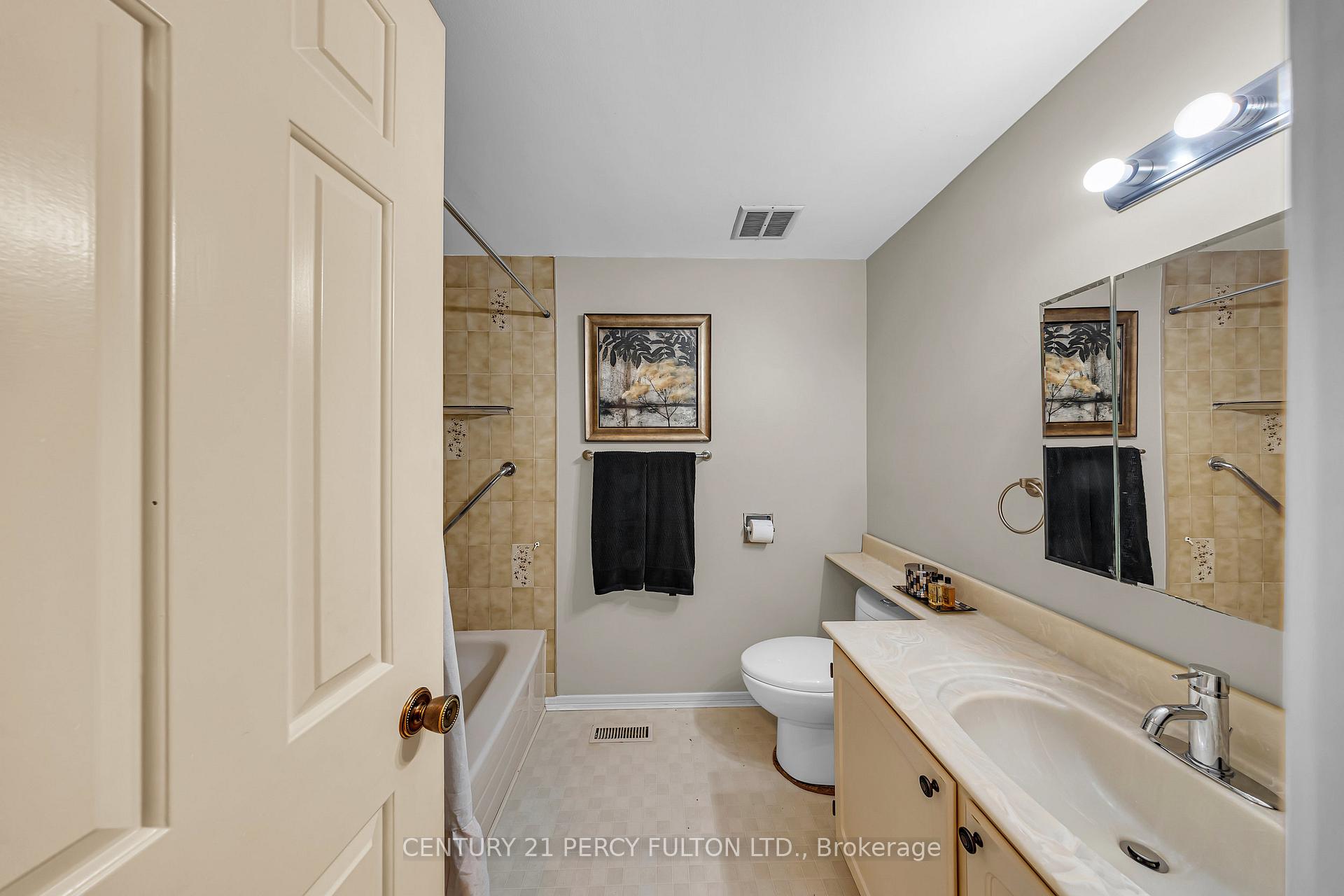 Photo 40 of 122 Wootten Way N, Markham, Markham Village — HOMEH