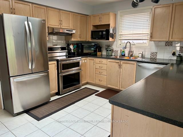 Photo 5 of 1393 Fisher Crescent, Kingston, City Southwest — HOMEH