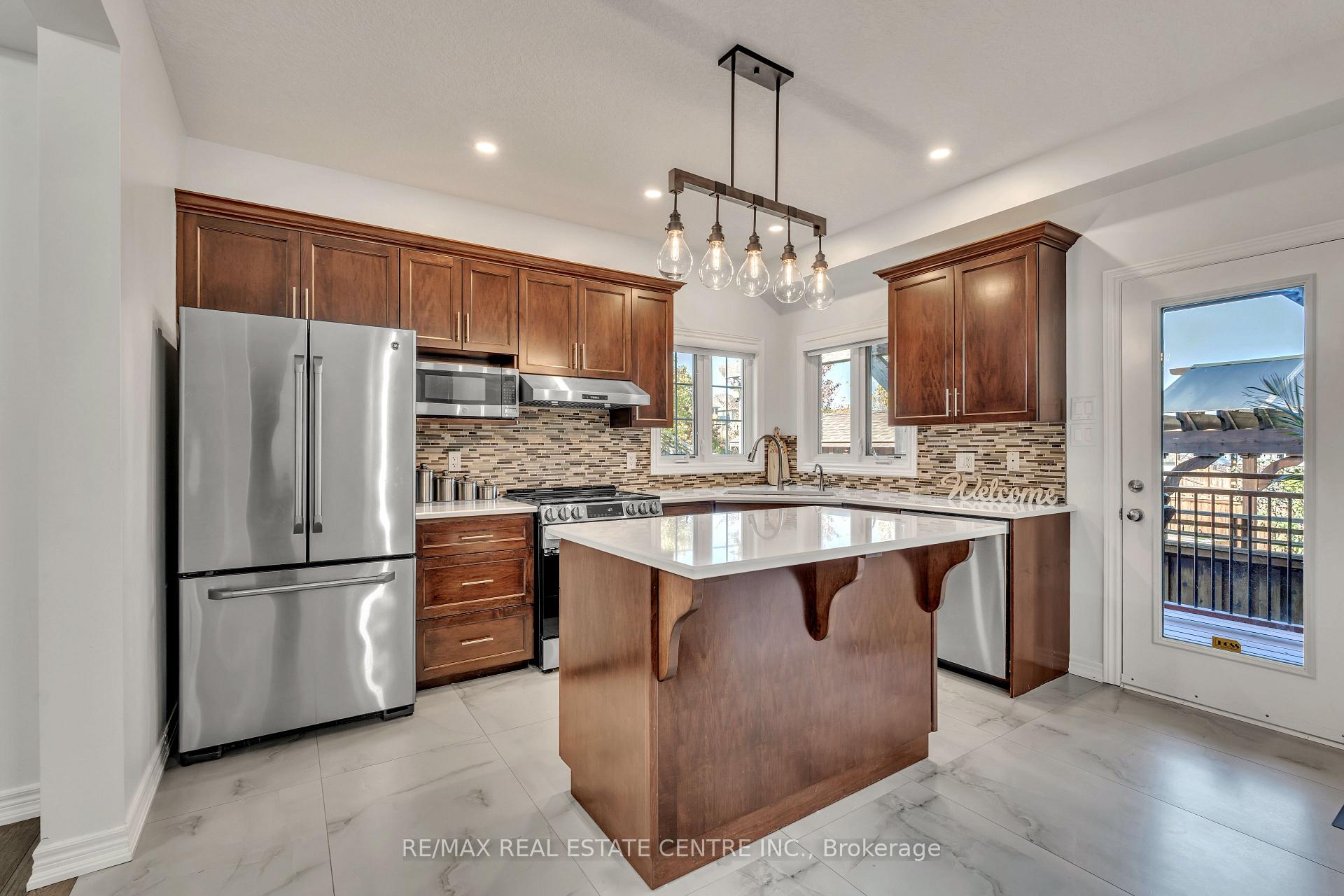 Photo 12 of 48 Isaiah Drive W, Kitchener — HOMEH