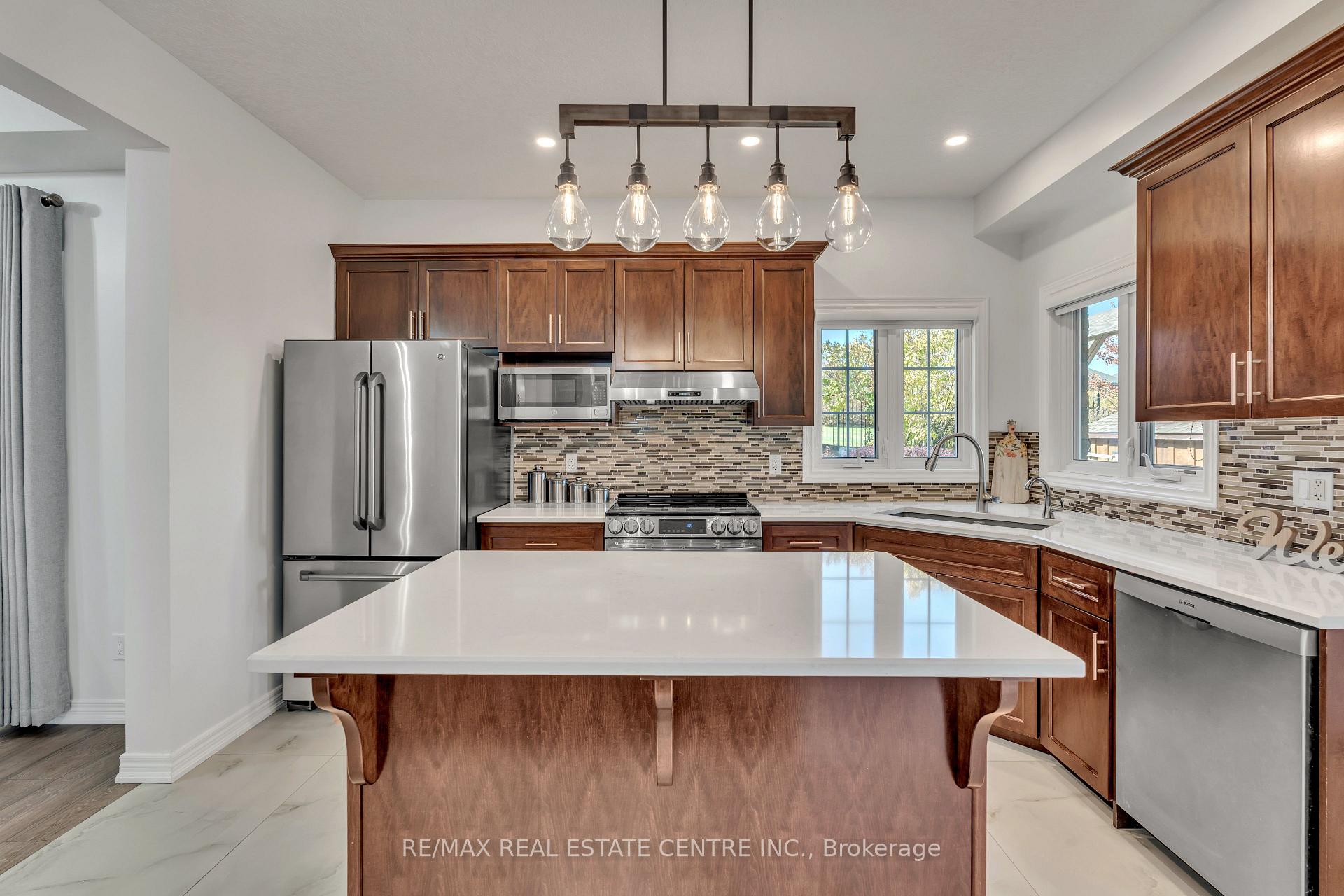 Photo 13 of 48 Isaiah Drive W, Kitchener — HOMEH