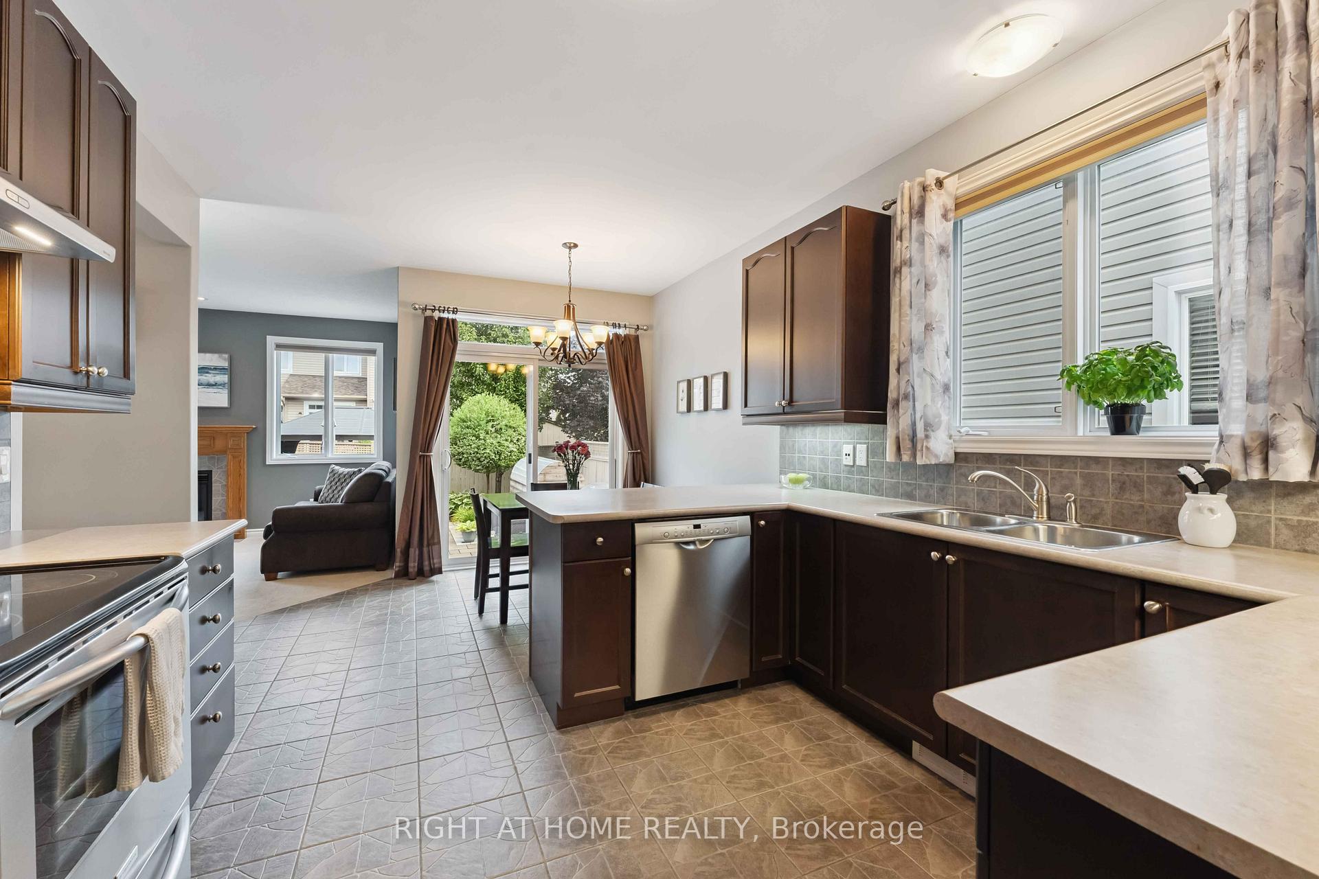 Photo 10 of 220 Celtic Ridge Crescent, Ottawa, Kanata - Morgan's Grant/South March — HOMEH