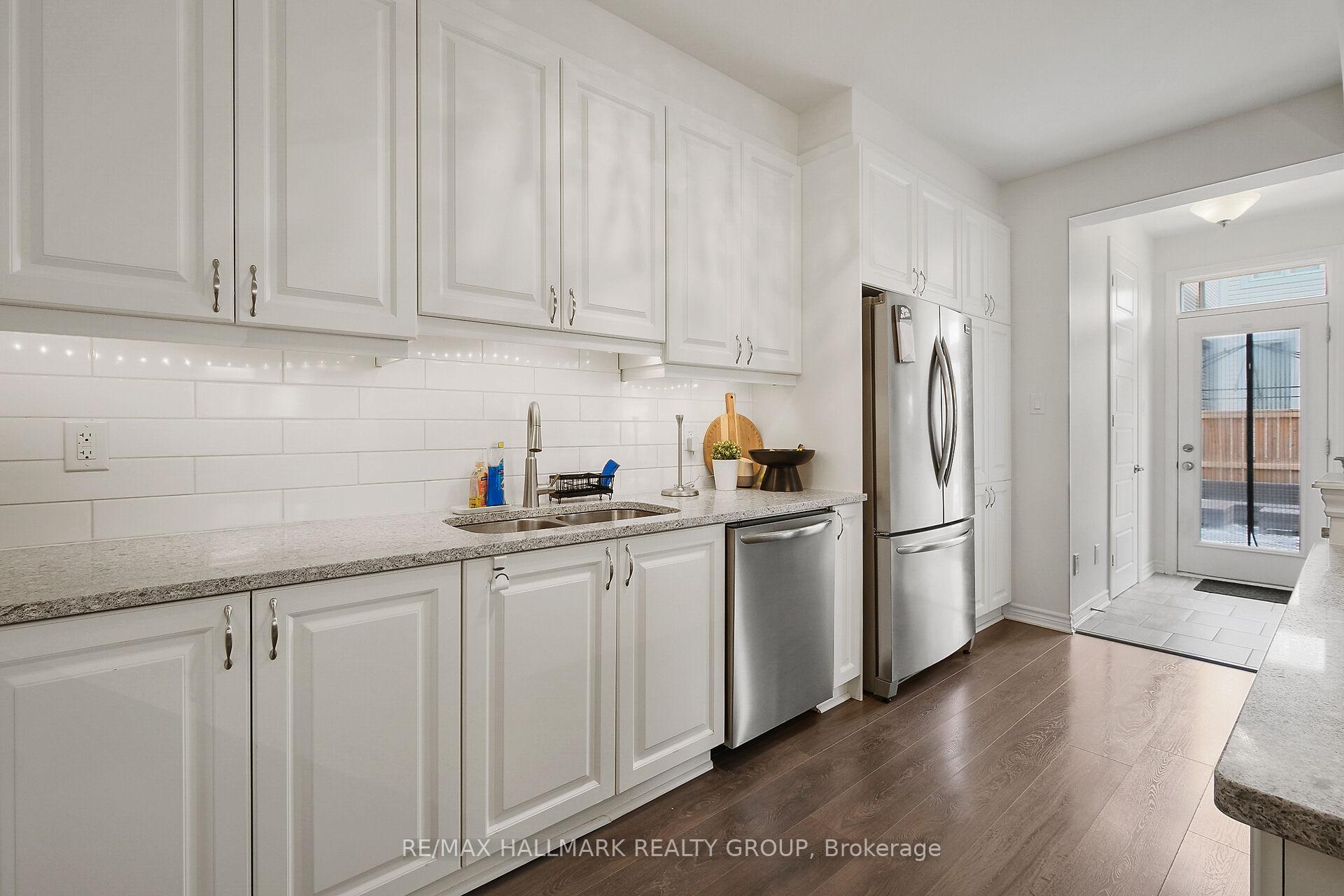 Photo 3 of 995 Shimmerton Circle, Ottawa, Kanata - Emerald Meadows/Trailwest — HOMEH