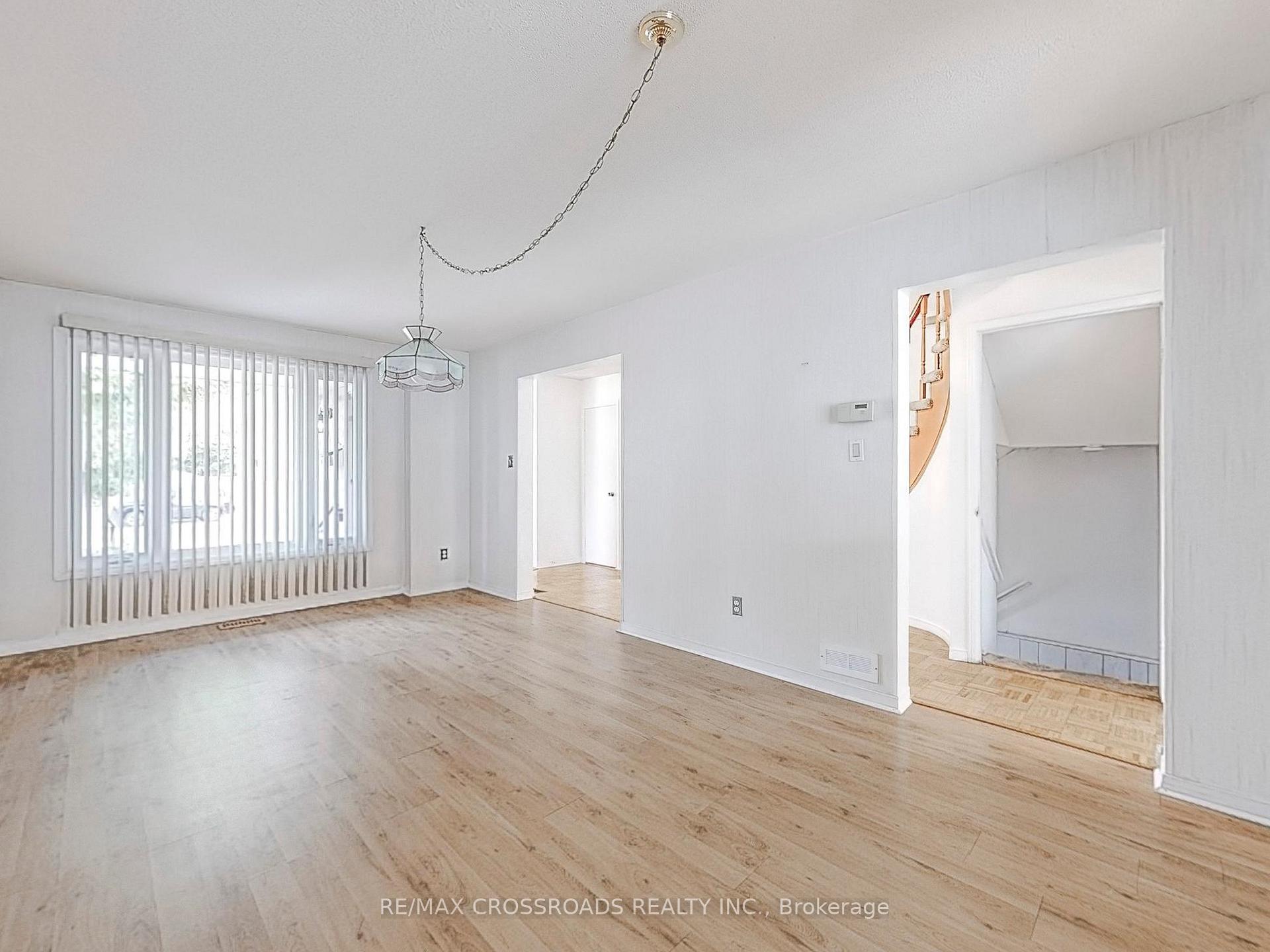 Photo 5 of 61 Hamilton Hall Drive, Markham, Markham Village — HOMEH
