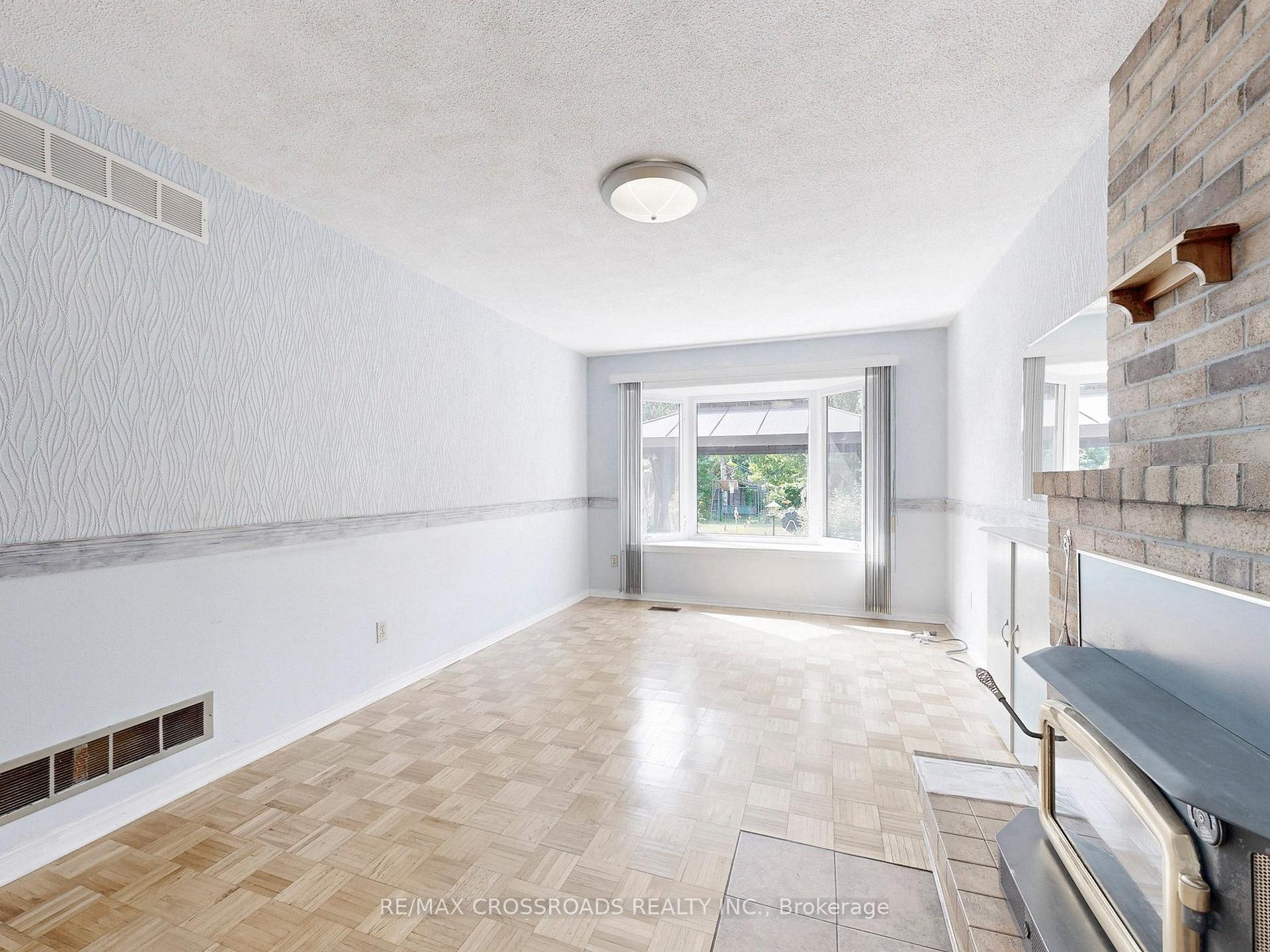 Photo 11 of 61 Hamilton Hall Drive, Markham, Markham Village — HOMEH