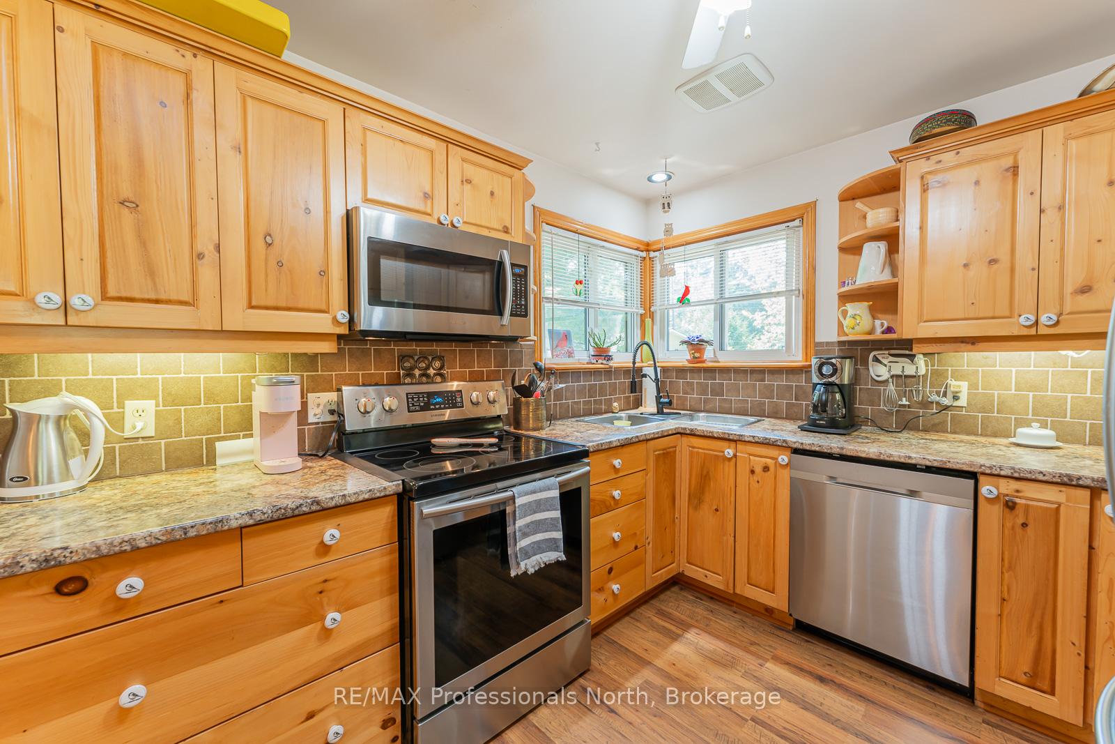Photo 6 of 1029 Loyalist Drive, Minden Hills, Lutterworth — HOMEH