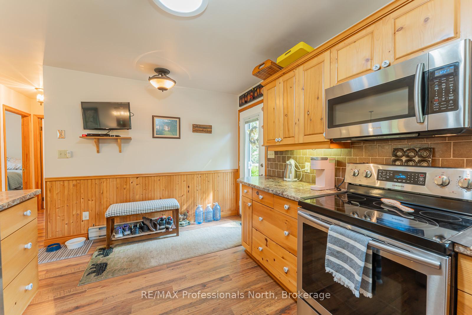 Photo 7 of 1029 Loyalist Drive, Minden Hills, Lutterworth — HOMEH