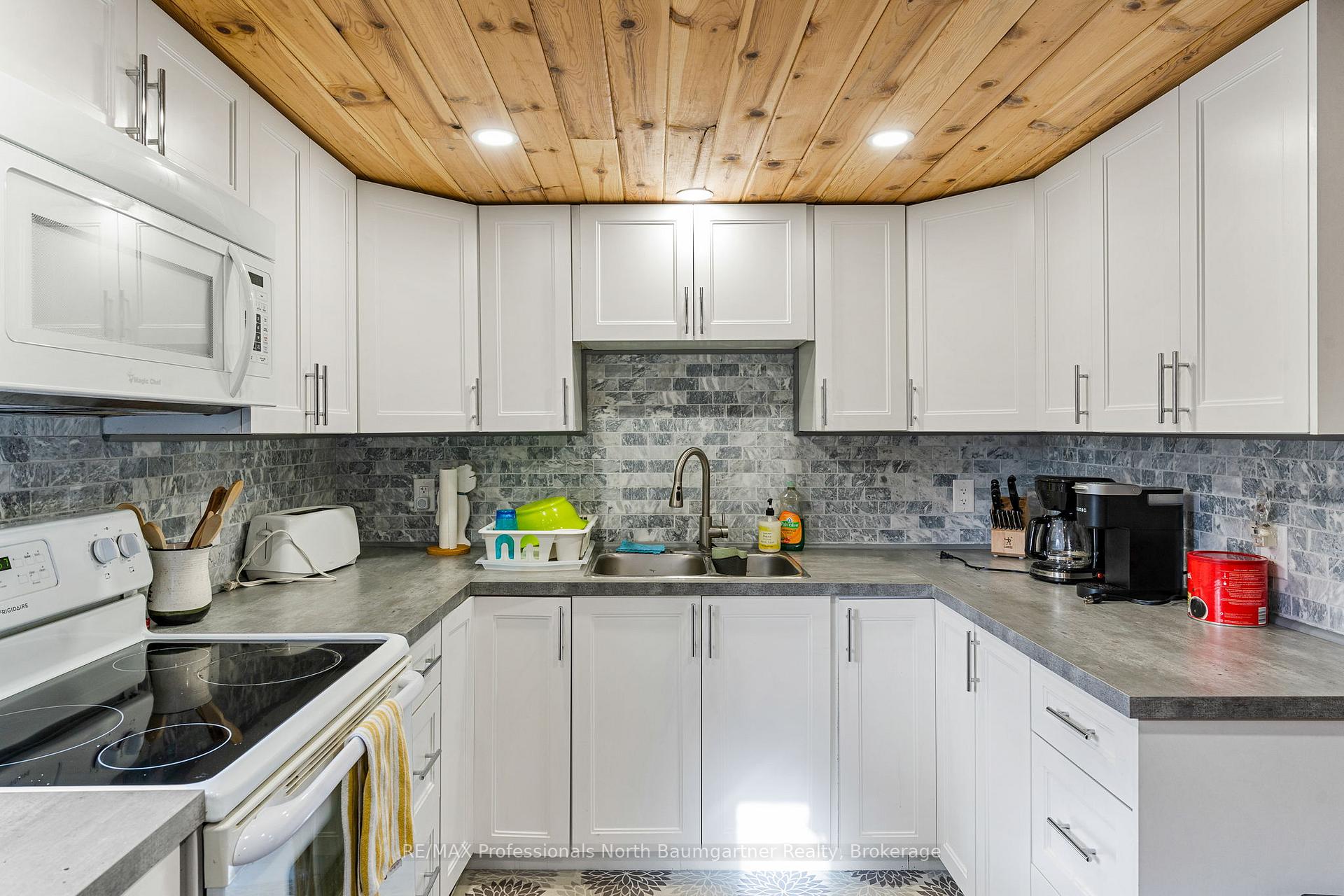 Photo 16 of 3475 Gelert Road, Minden Hills, Snowdon — HOMEH