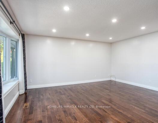 Photo 4 of 70 Elm Ridge Drive, Kitchener — HOMEH