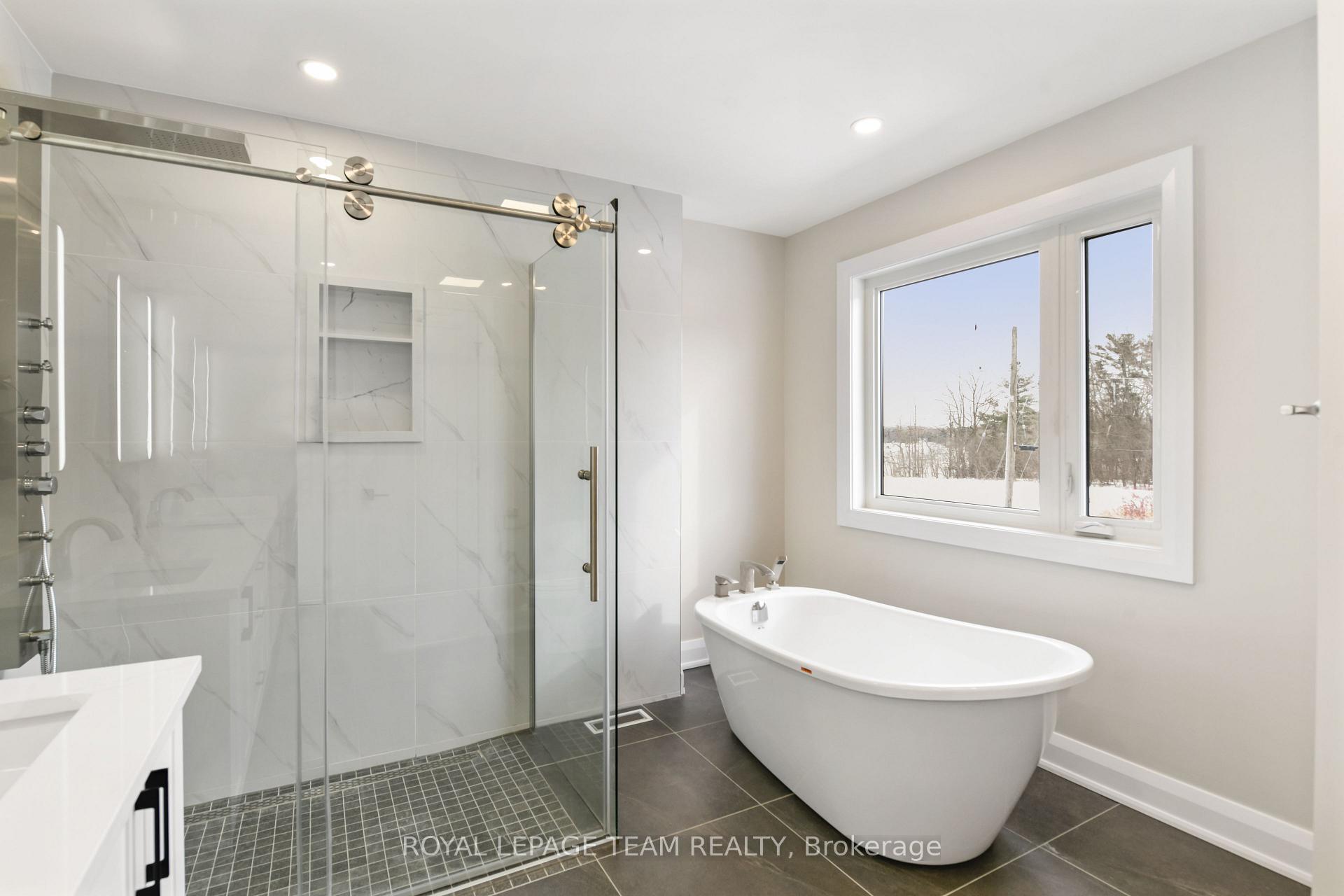 Photo 29 of 845 Melfa Crescent, Ottawa, Mooneys Bay — HOMEH