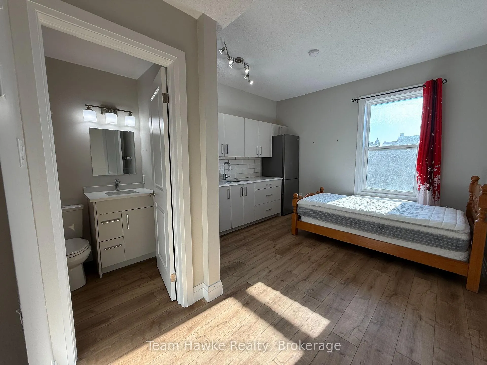 Front of Unit 5B, 521 Bay Street
