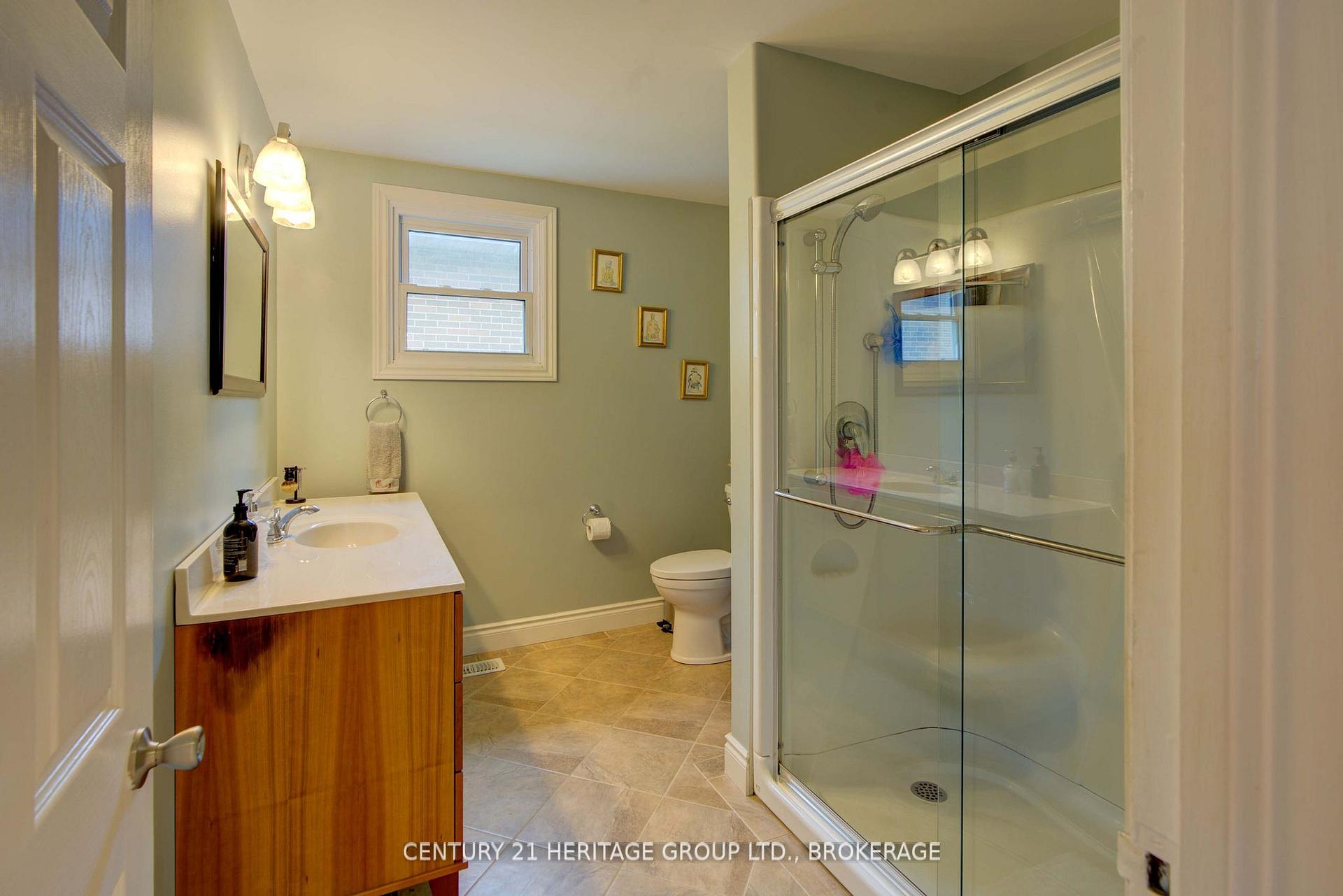 Photo 8 of 31 Fergus Street, Kingston, East of Sir John A. Blvd — HOMEH