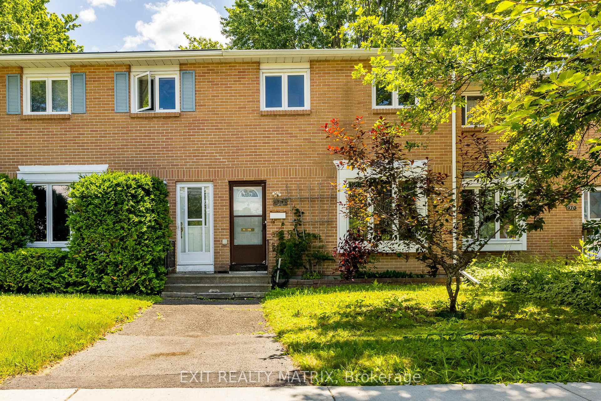 Front of 968 Meadowlands Drive