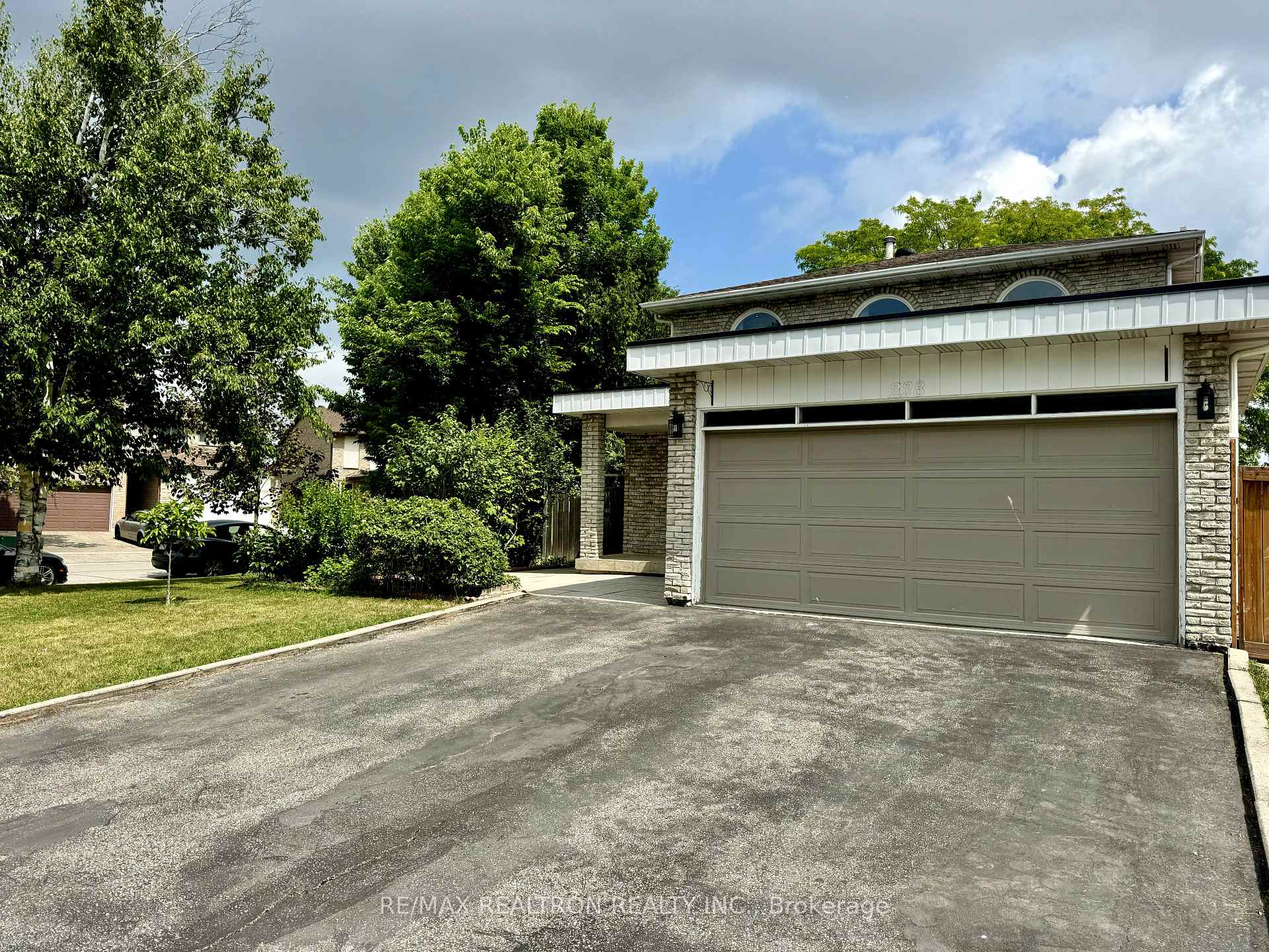 Photo 2 of 228 Risebrough Circle, Markham, Milliken Mills West — HOMEH