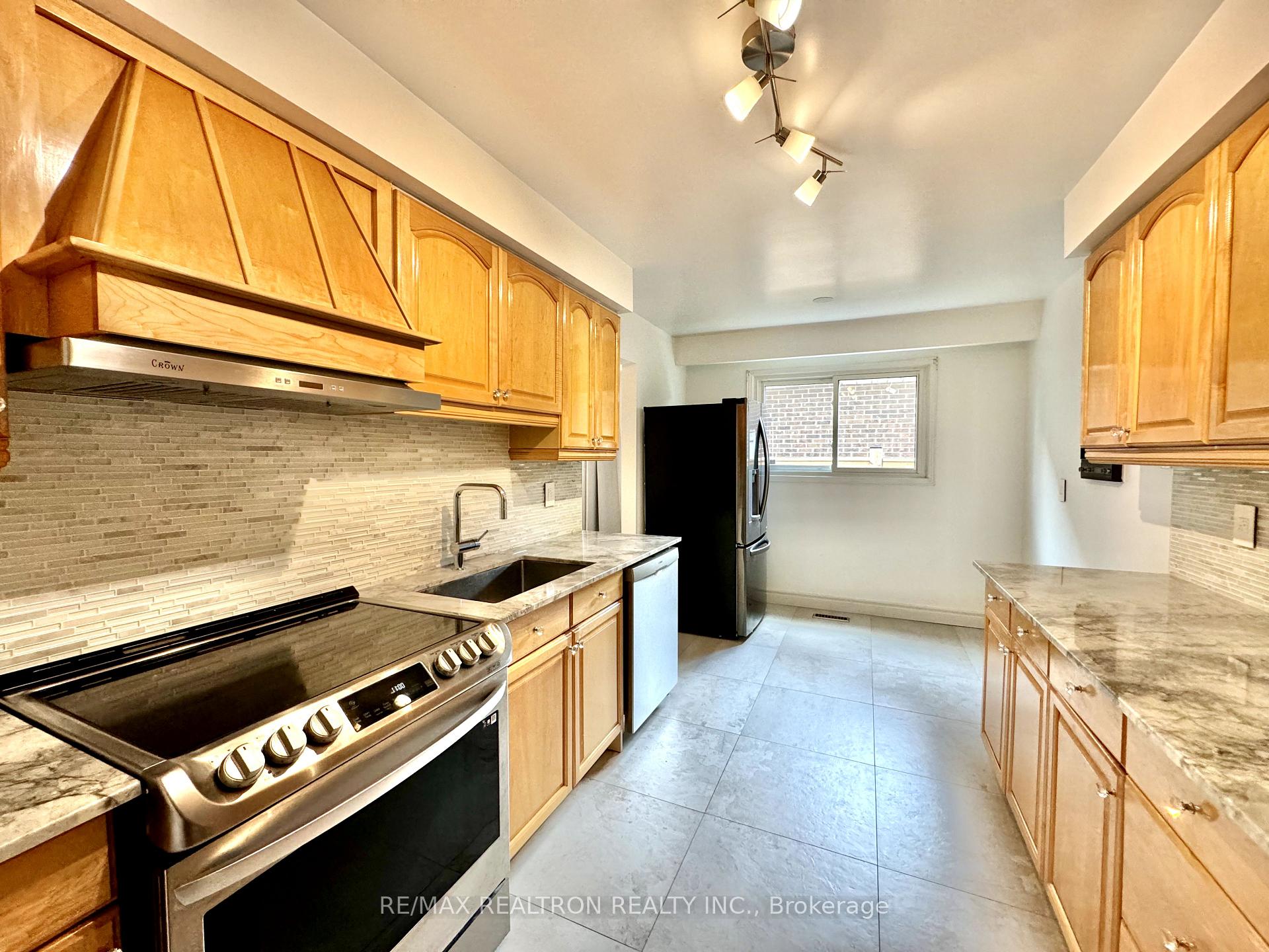 Photo 4 of 228 Risebrough Circle, Markham, Milliken Mills West — HOMEH