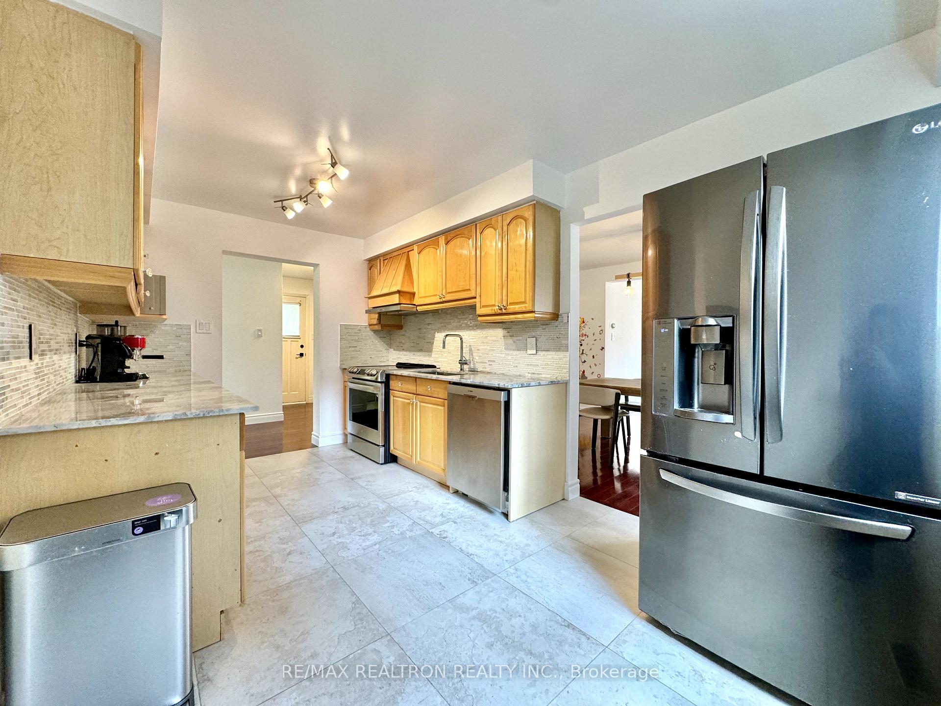 Photo 5 of 228 Risebrough Circle, Markham, Milliken Mills West — HOMEH