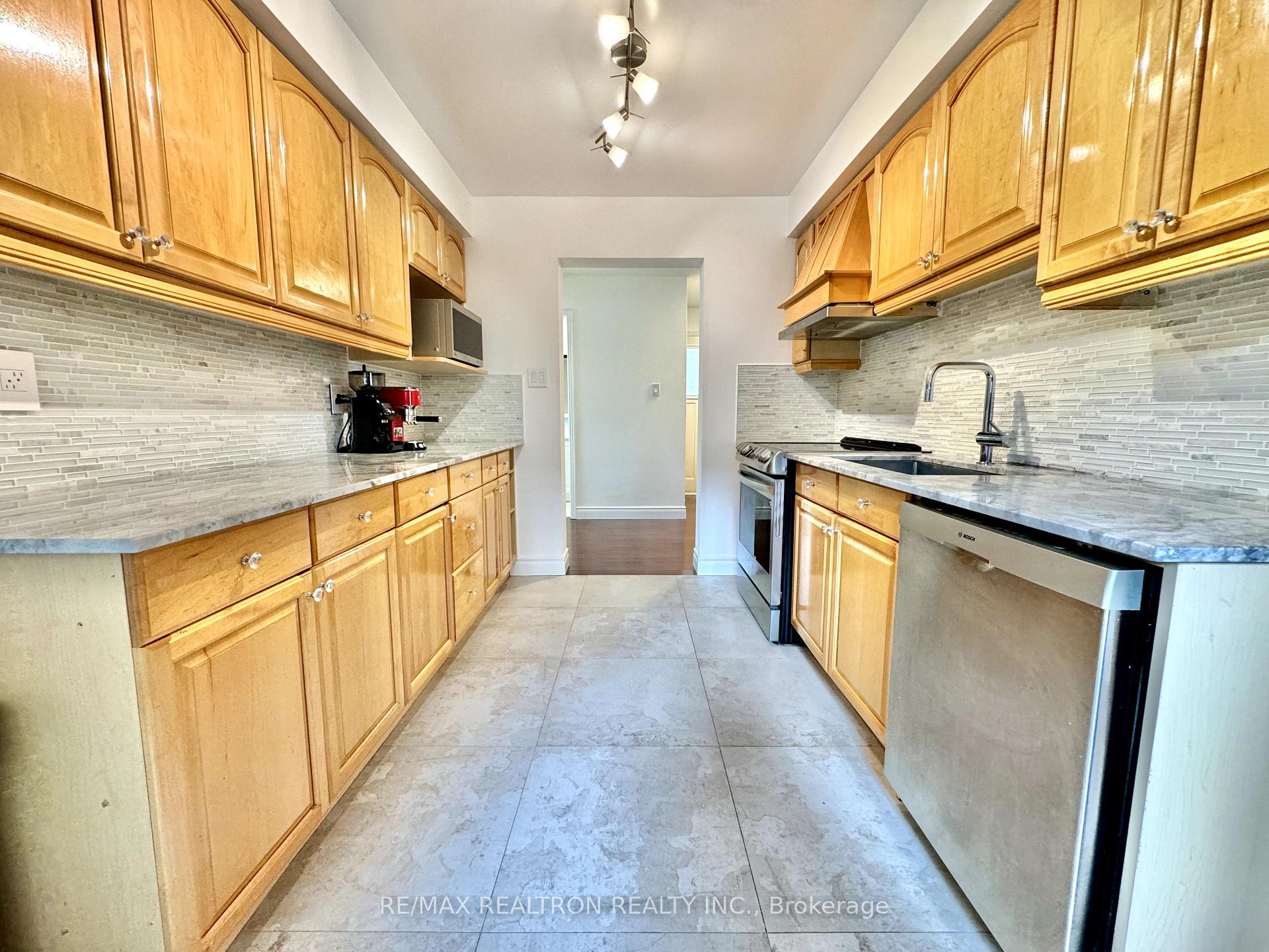 Photo 6 of 228 Risebrough Circle, Markham, Milliken Mills West — HOMEH