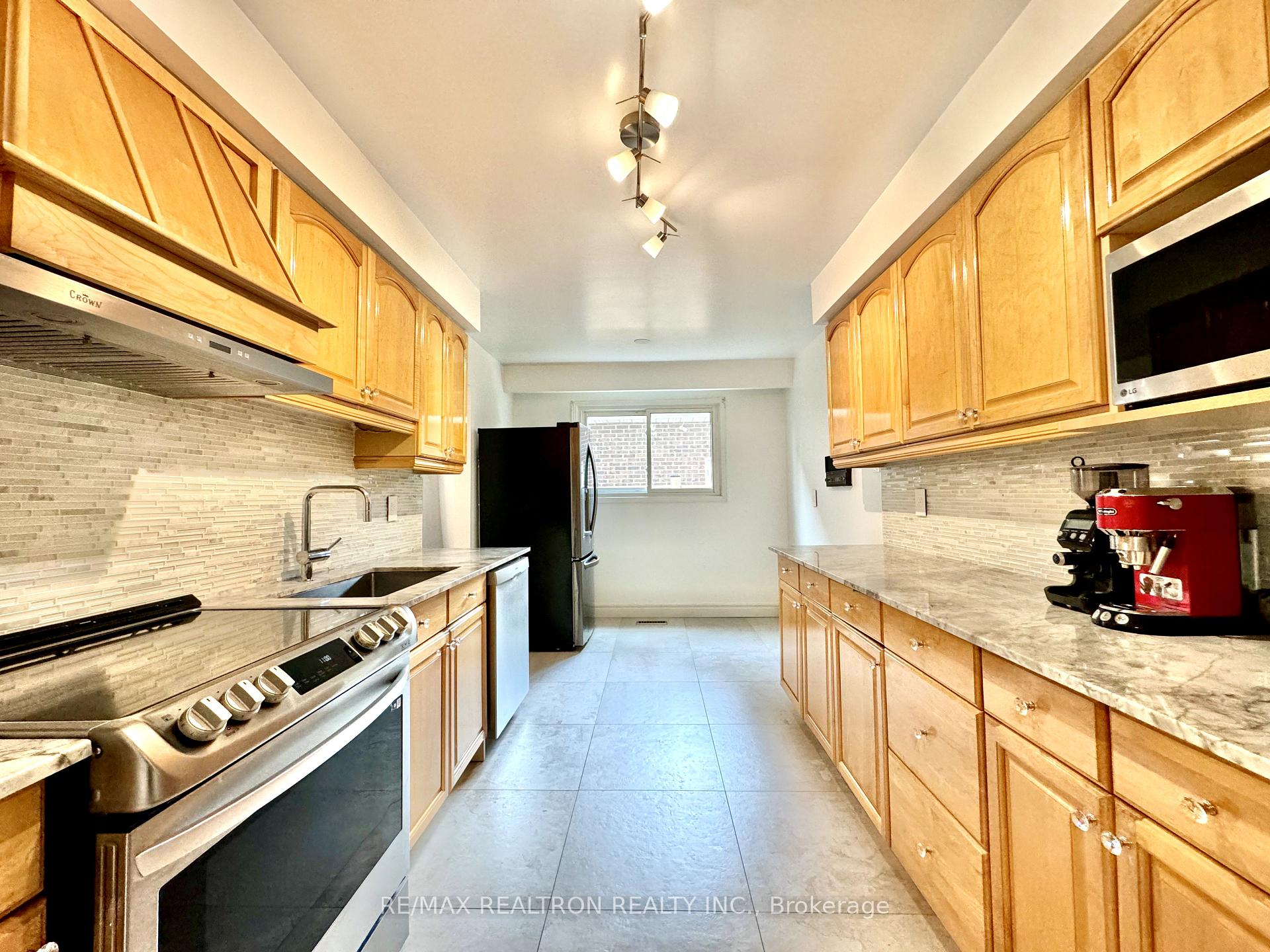 Photo 7 of 228 Risebrough Circle, Markham, Milliken Mills West — HOMEH