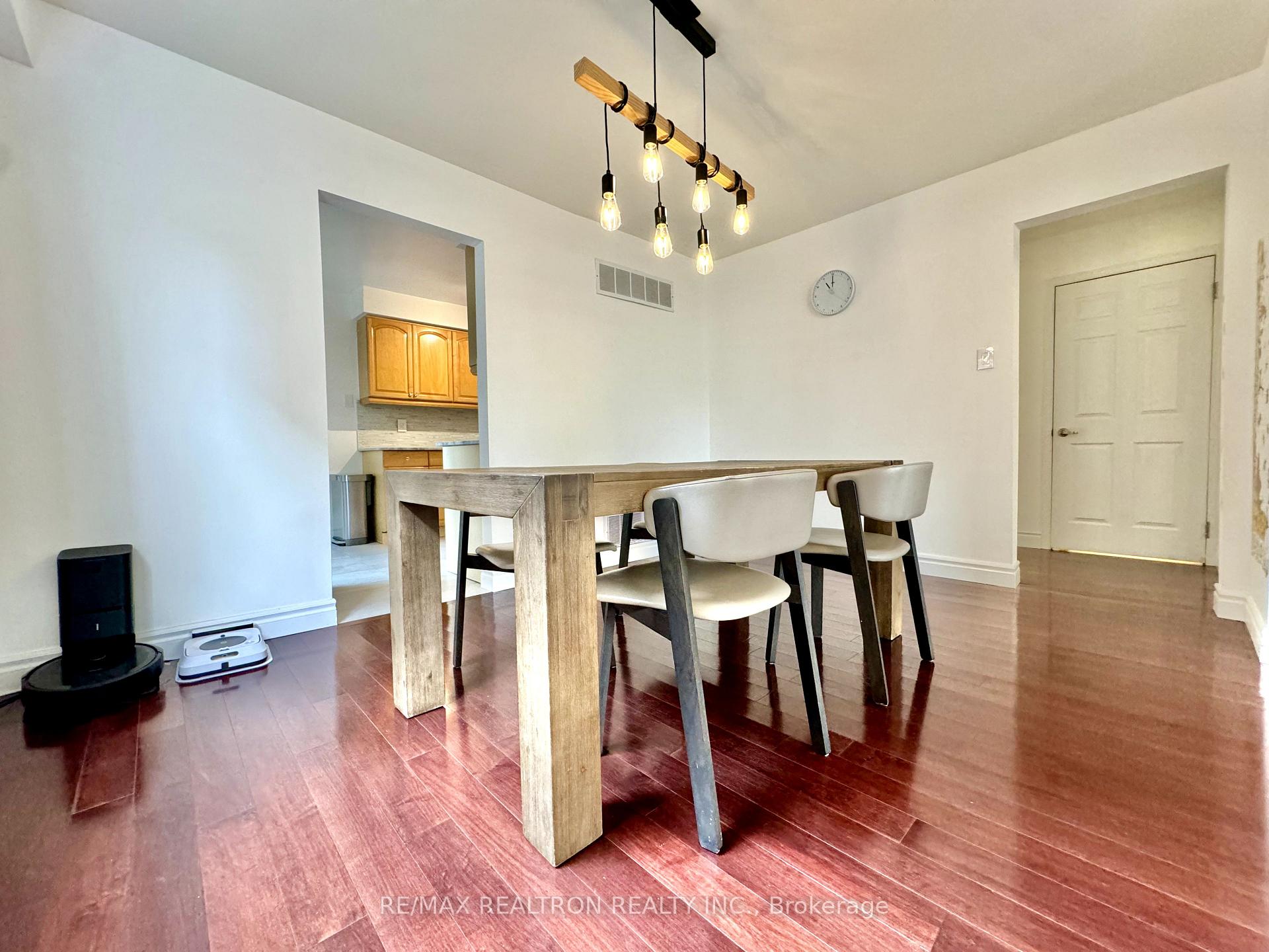 Photo 8 of 228 Risebrough Circle, Markham, Milliken Mills West — HOMEH