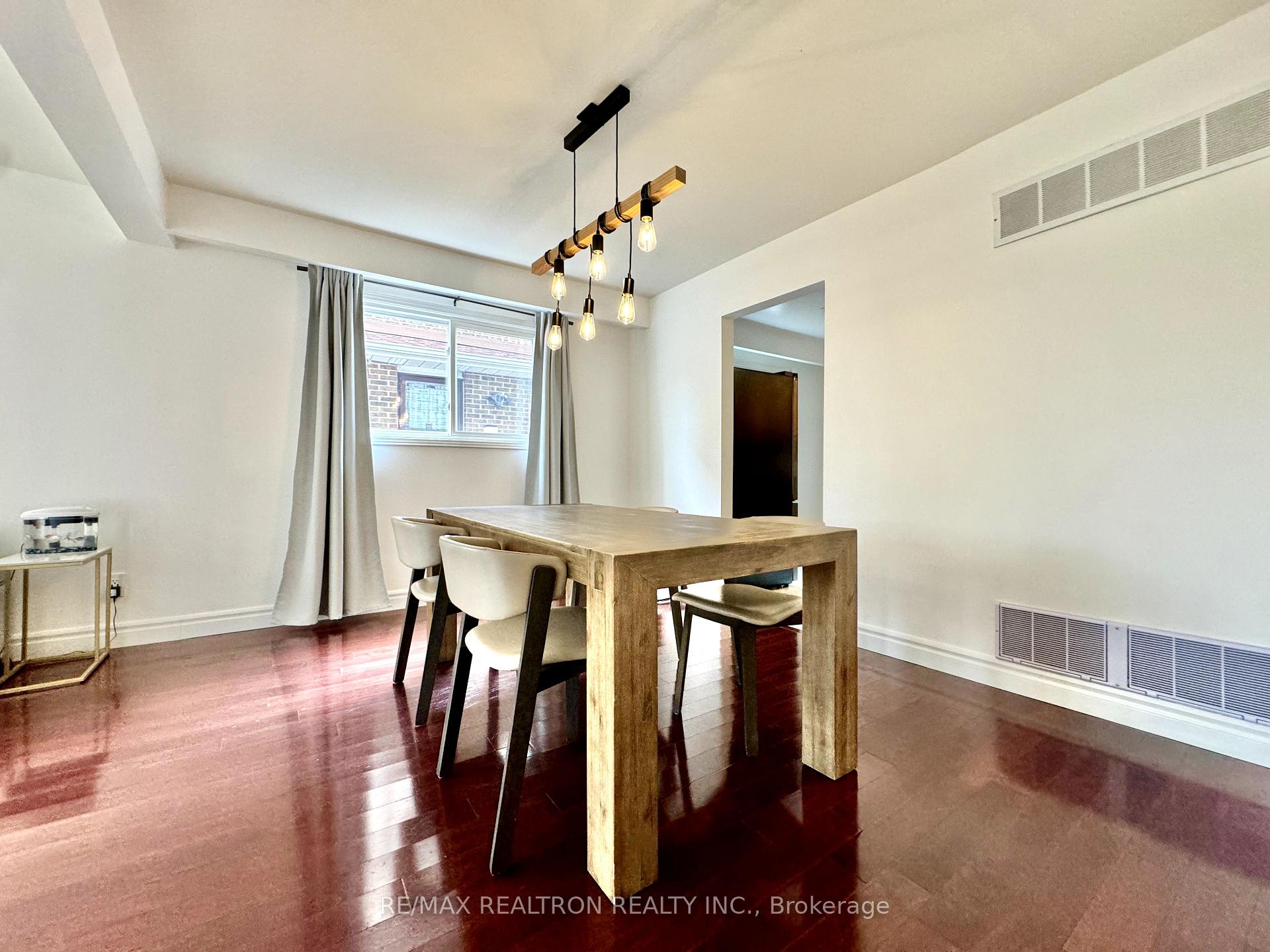 Photo 9 of 228 Risebrough Circle, Markham, Milliken Mills West — HOMEH