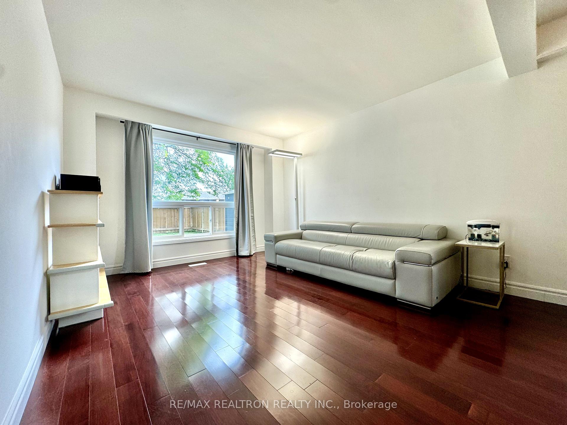 Photo 10 of 228 Risebrough Circle, Markham, Milliken Mills West — HOMEH