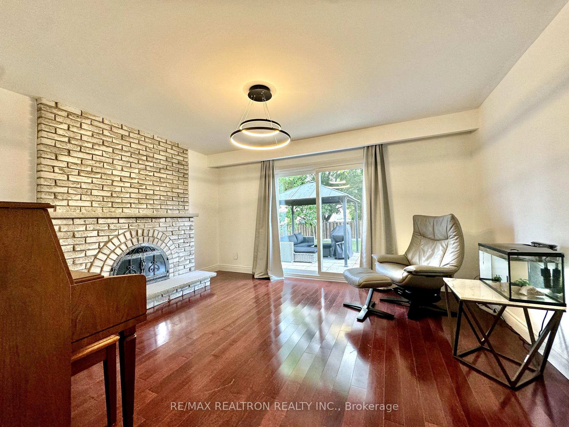 Photo 12 of 228 Risebrough Circle, Markham, Milliken Mills West — HOMEH