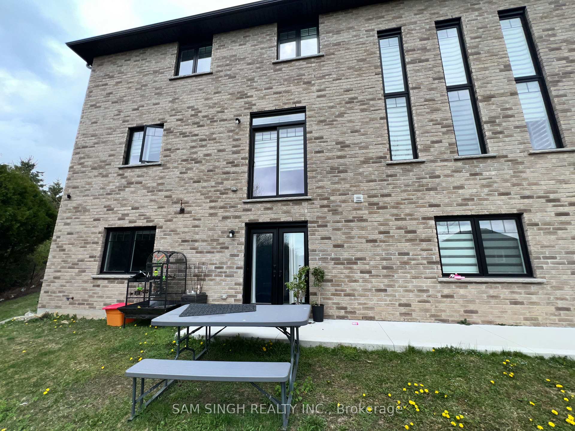 Photo 2 of 194 Queen Street, Middlesex Centre, Komoka — HOMEH