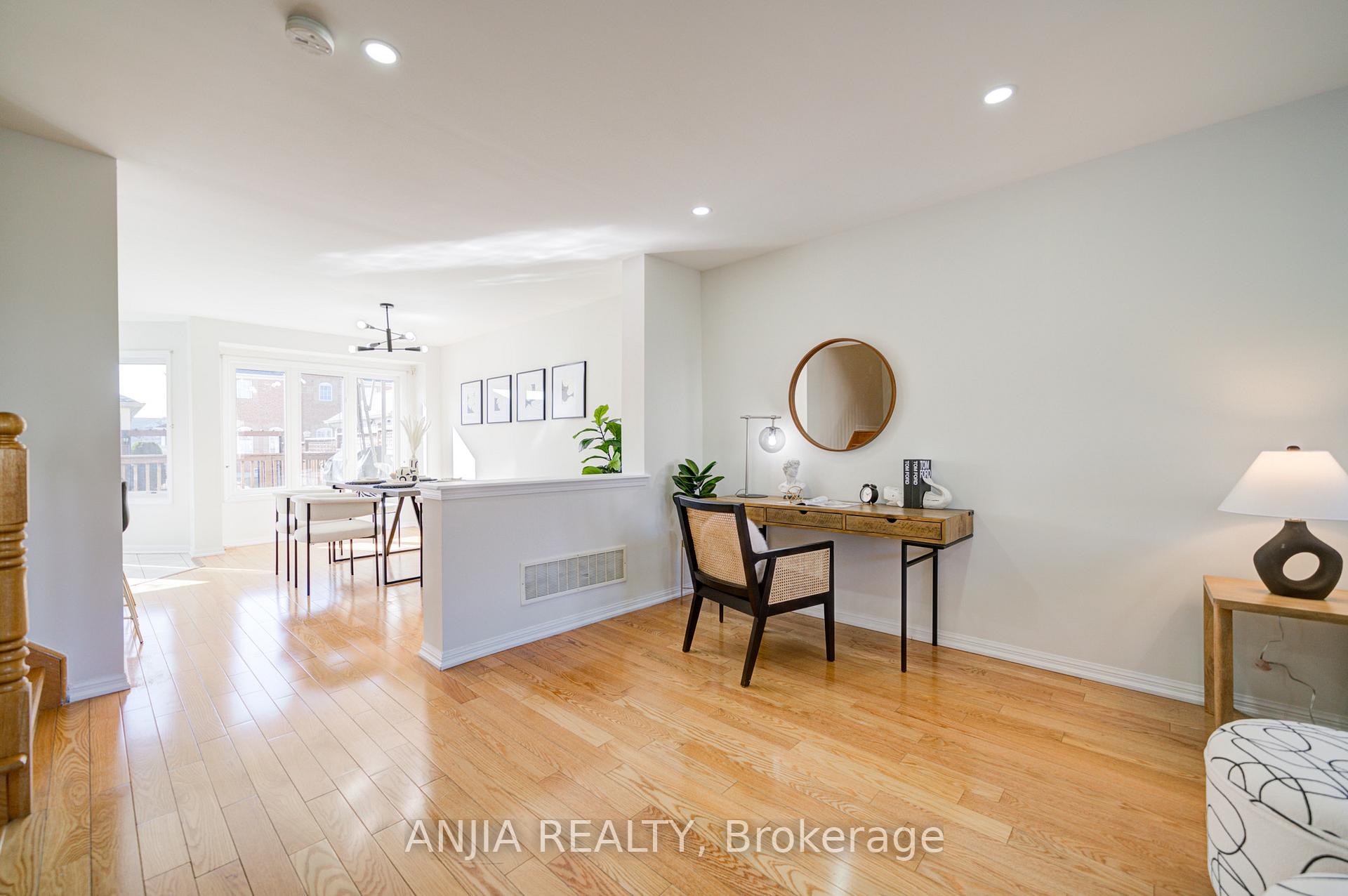 Photo 7 of 42 Gas Lamp Lane, Markham, Cornell — HOMEH