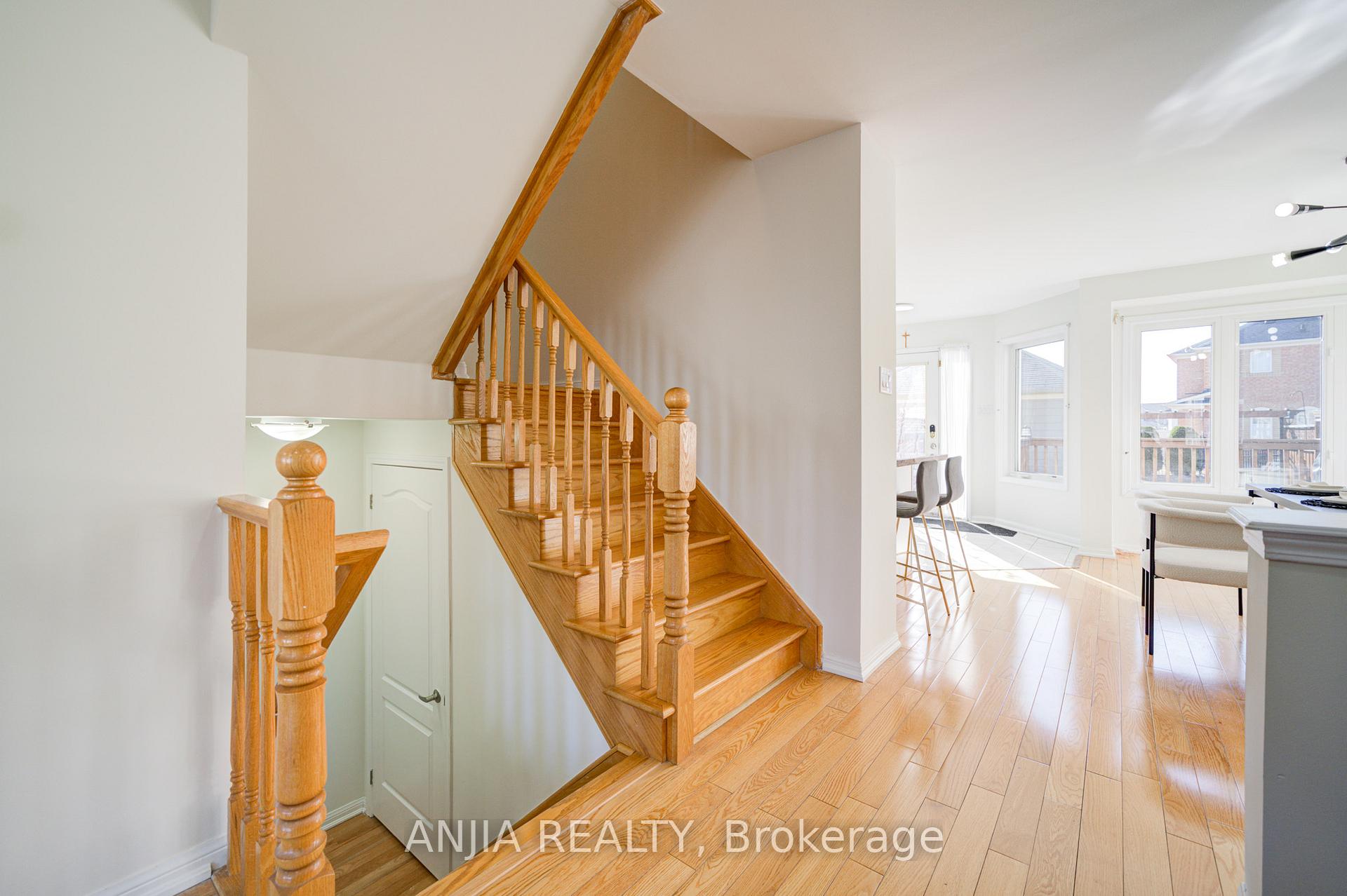 Photo 9 of 42 Gas Lamp Lane, Markham, Cornell — HOMEH