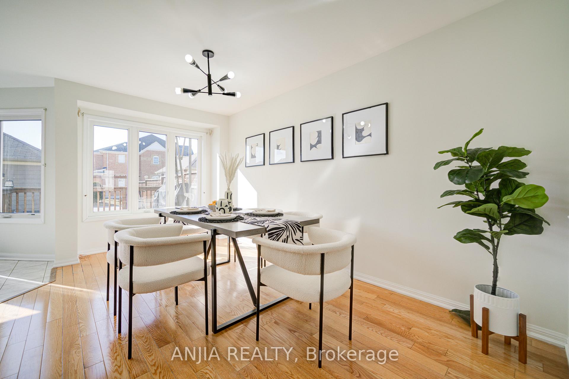 Photo 11 of 42 Gas Lamp Lane, Markham, Cornell — HOMEH