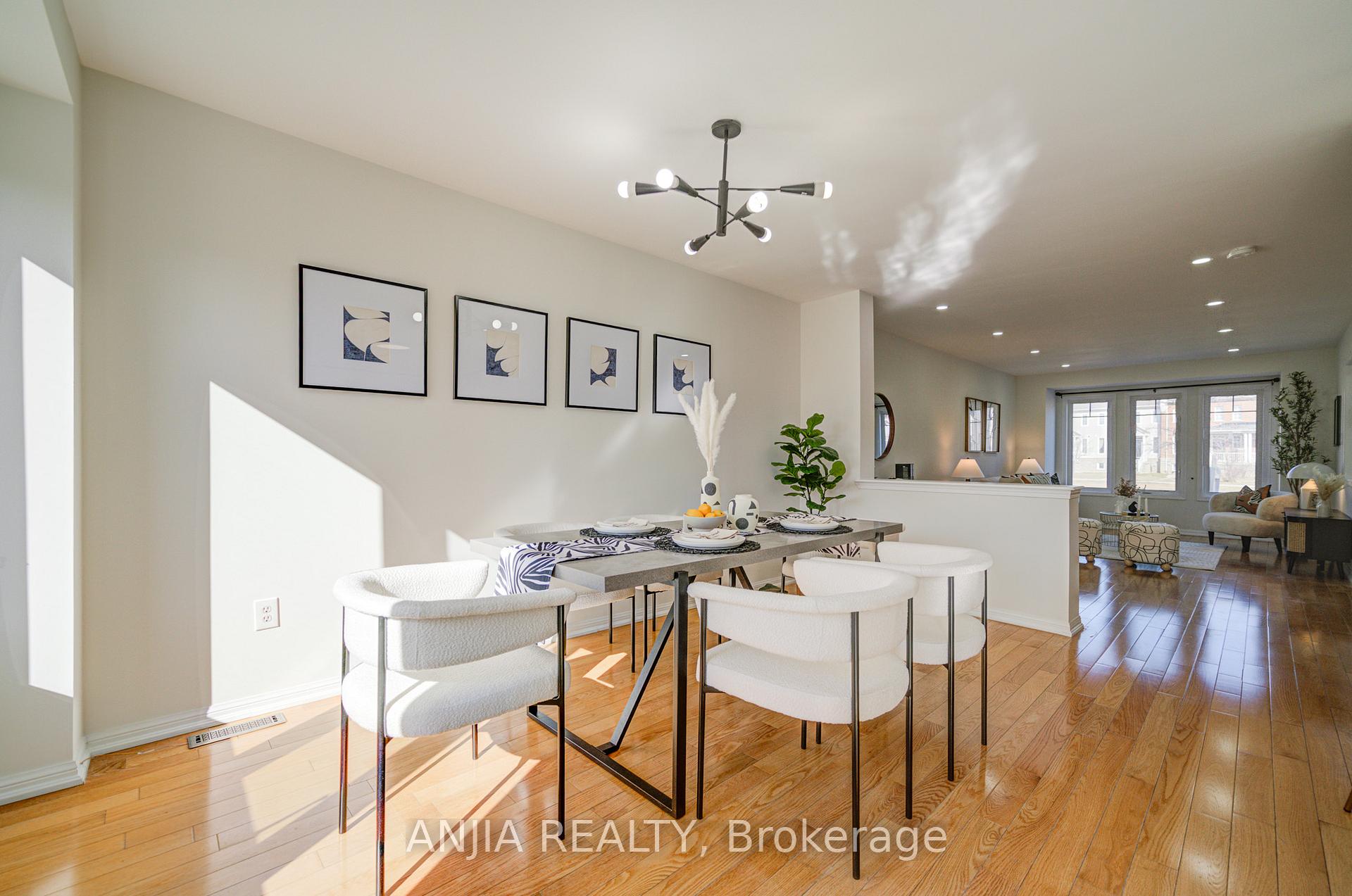 Photo 12 of 42 Gas Lamp Lane, Markham, Cornell — HOMEH