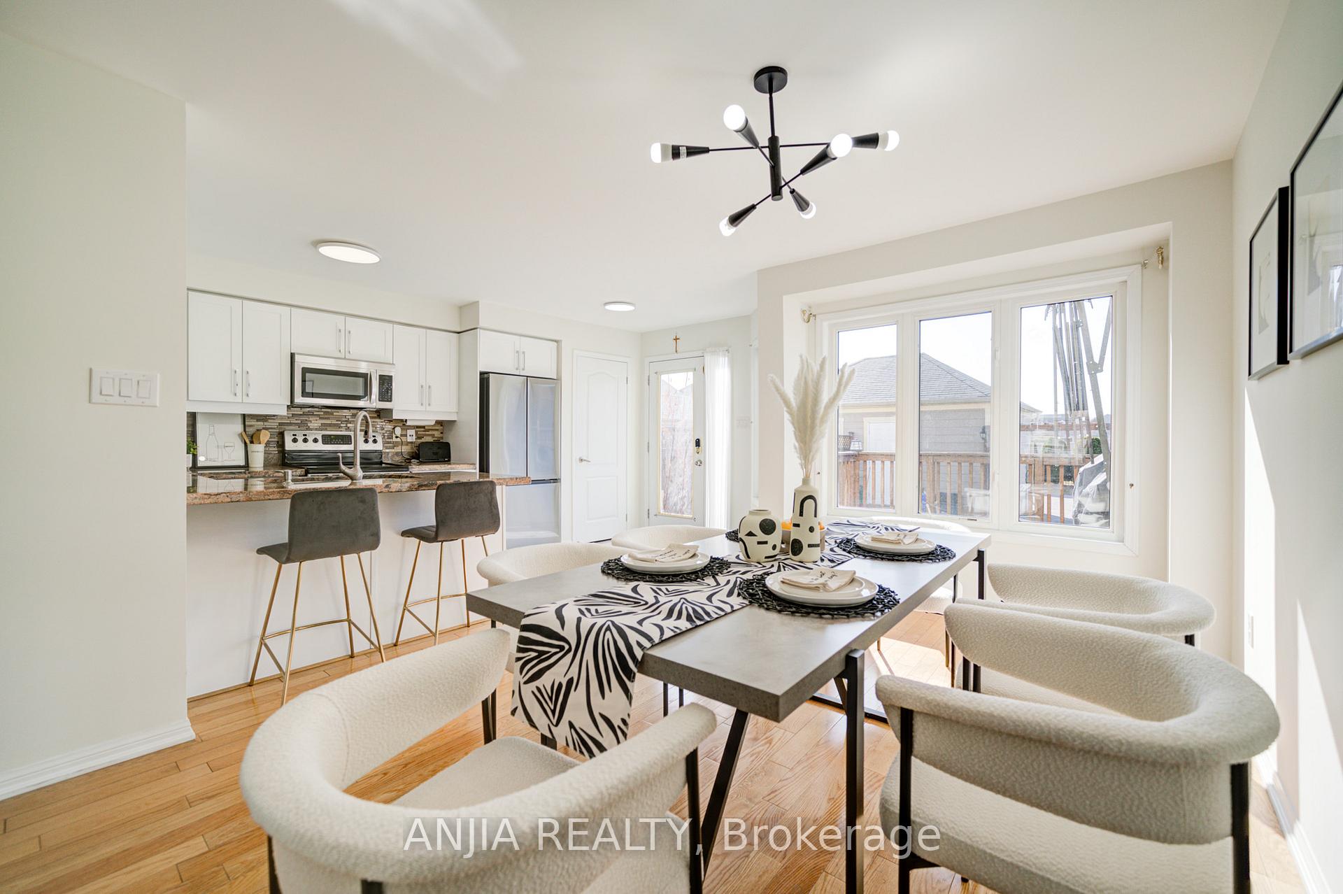 Photo 13 of 42 Gas Lamp Lane, Markham, Cornell — HOMEH