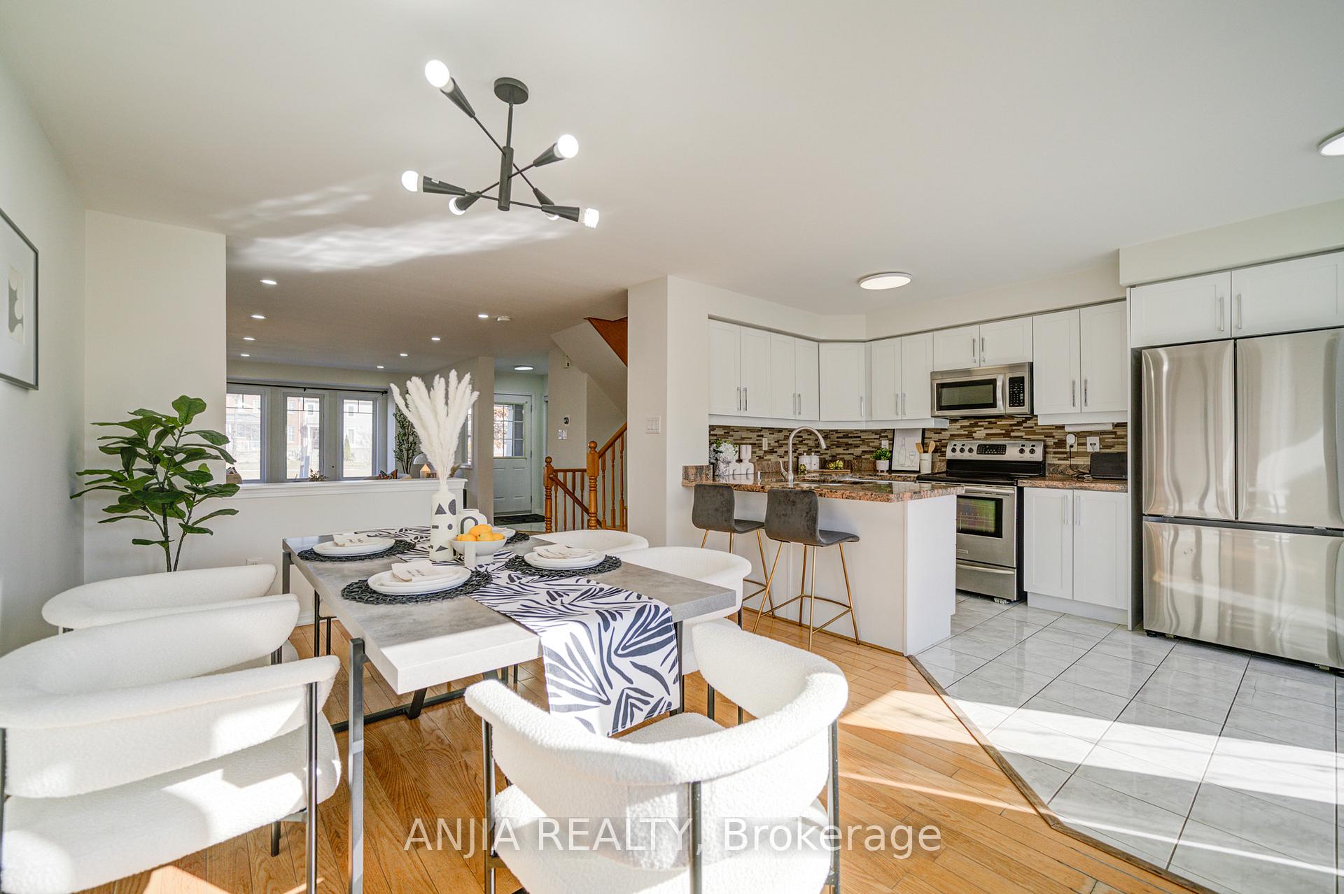 Photo 14 of 42 Gas Lamp Lane, Markham, Cornell — HOMEH