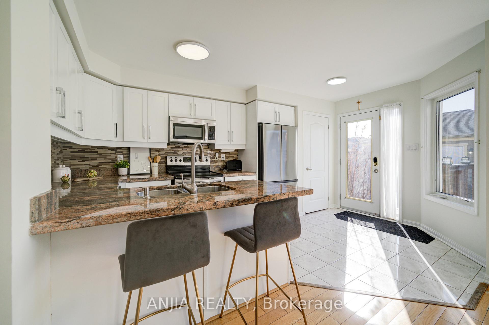 Photo 15 of 42 Gas Lamp Lane, Markham, Cornell — HOMEH