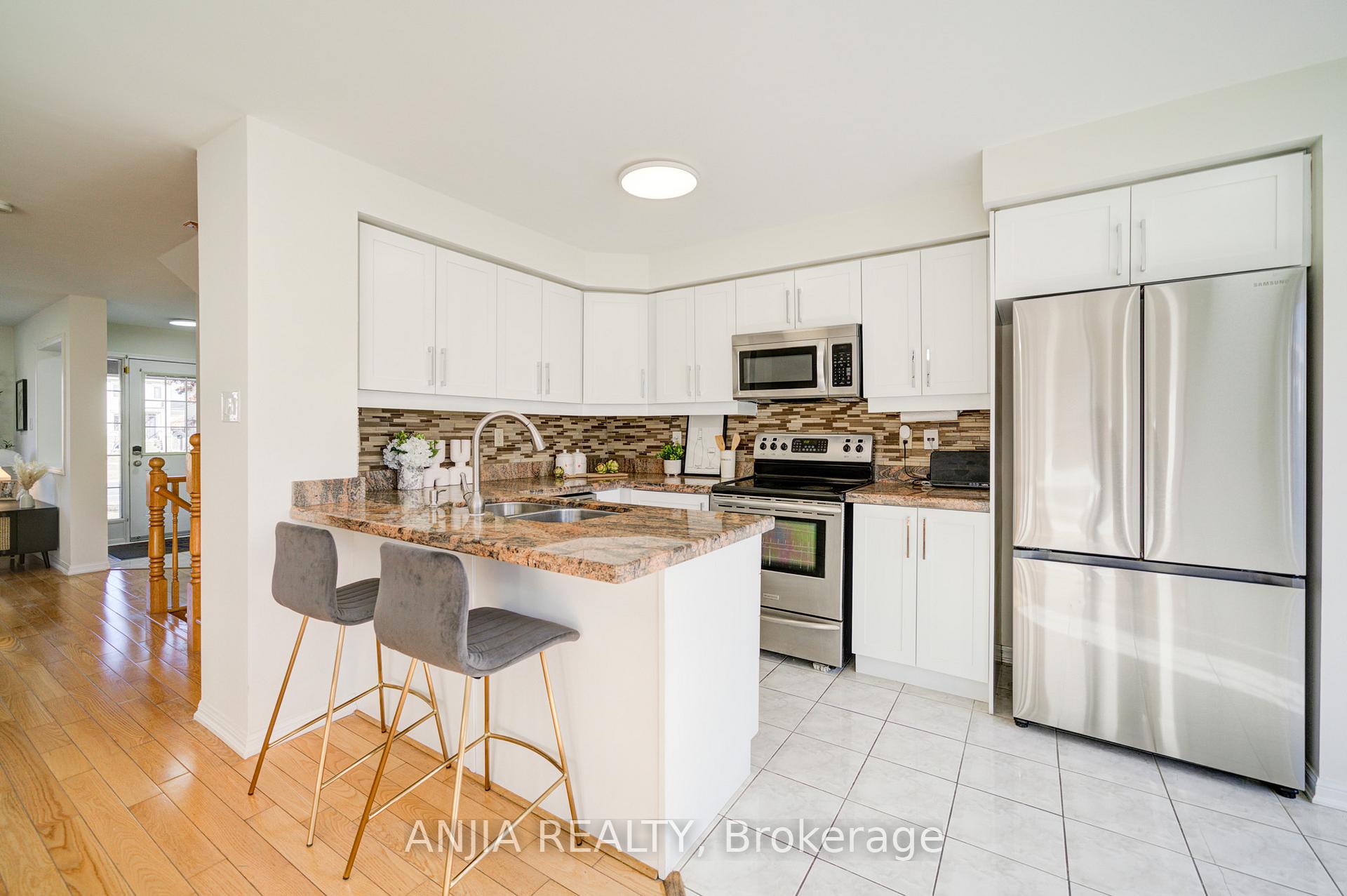 Photo 16 of 42 Gas Lamp Lane, Markham, Cornell — HOMEH