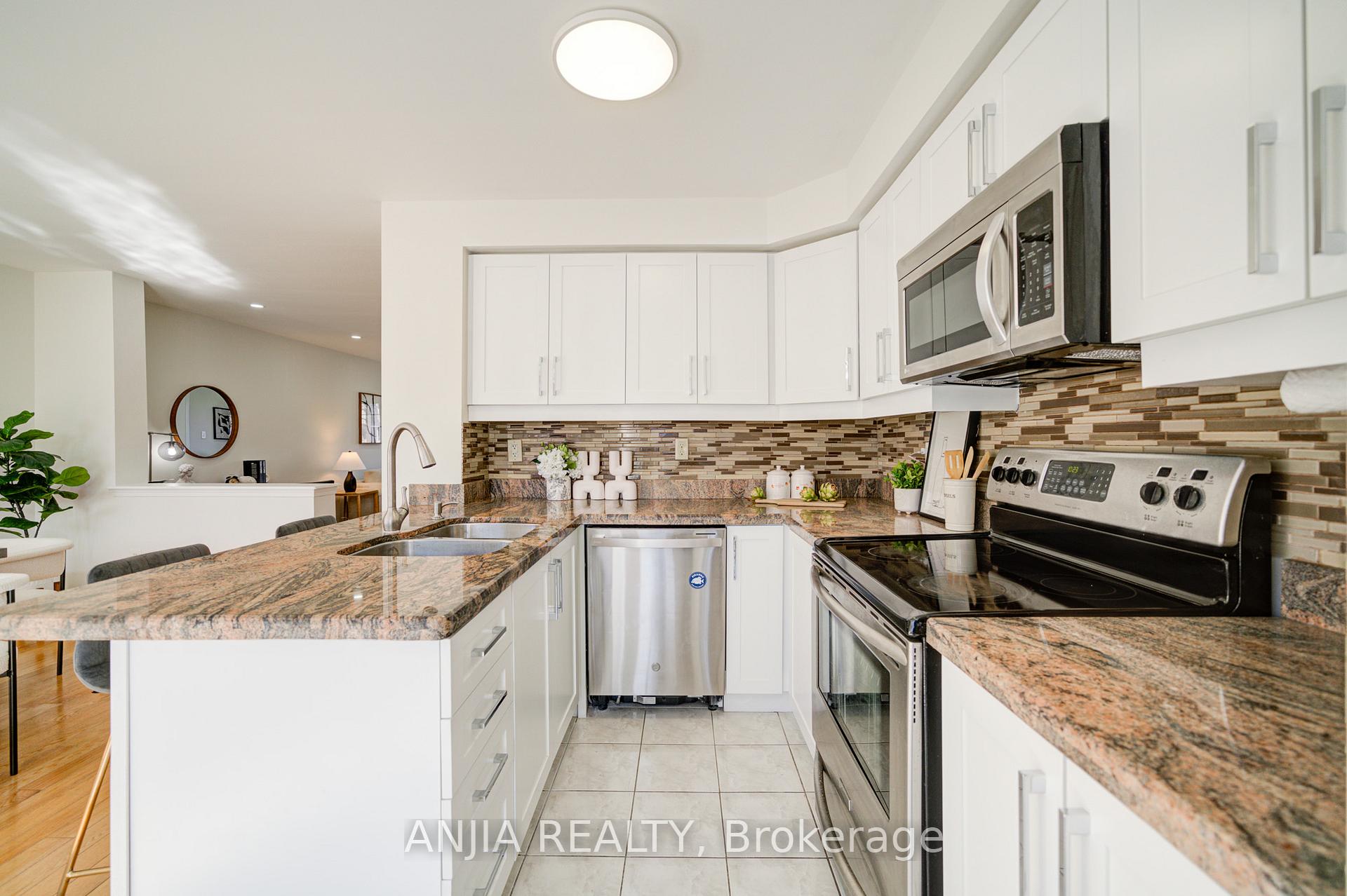 Photo 17 of 42 Gas Lamp Lane, Markham, Cornell — HOMEH