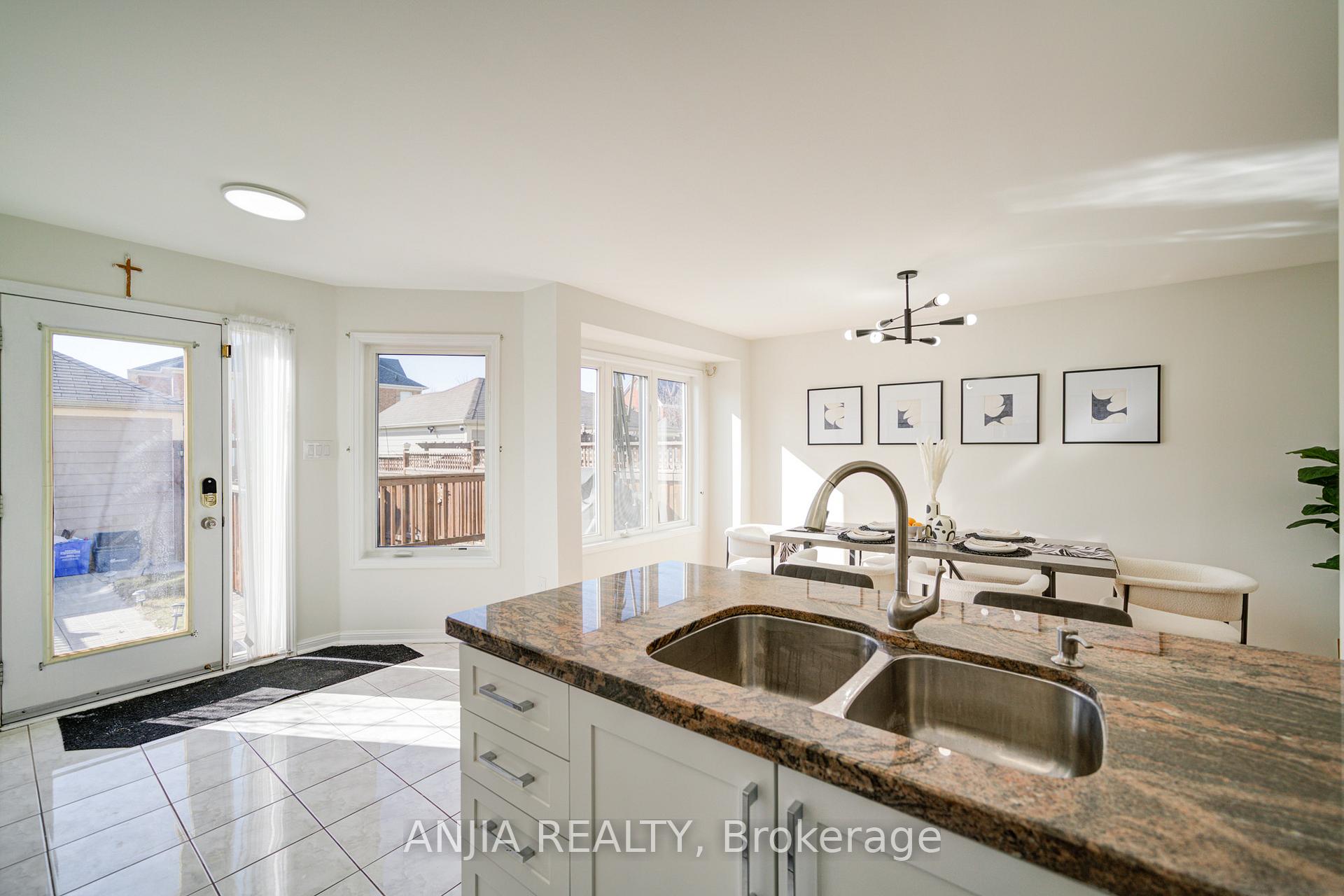 Photo 18 of 42 Gas Lamp Lane, Markham, Cornell — HOMEH
