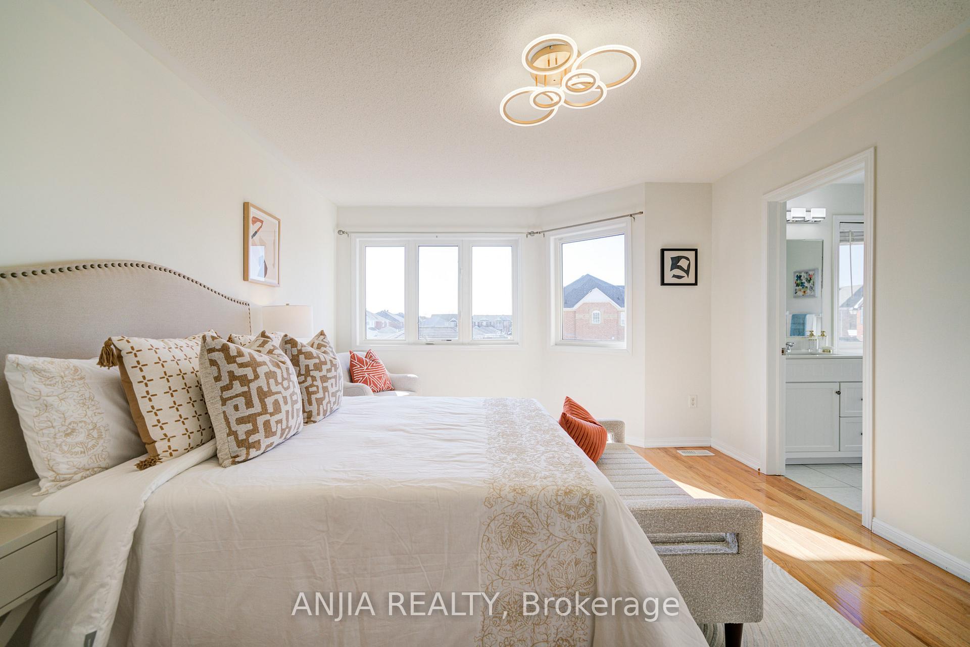 Photo 23 of 42 Gas Lamp Lane, Markham, Cornell — HOMEH