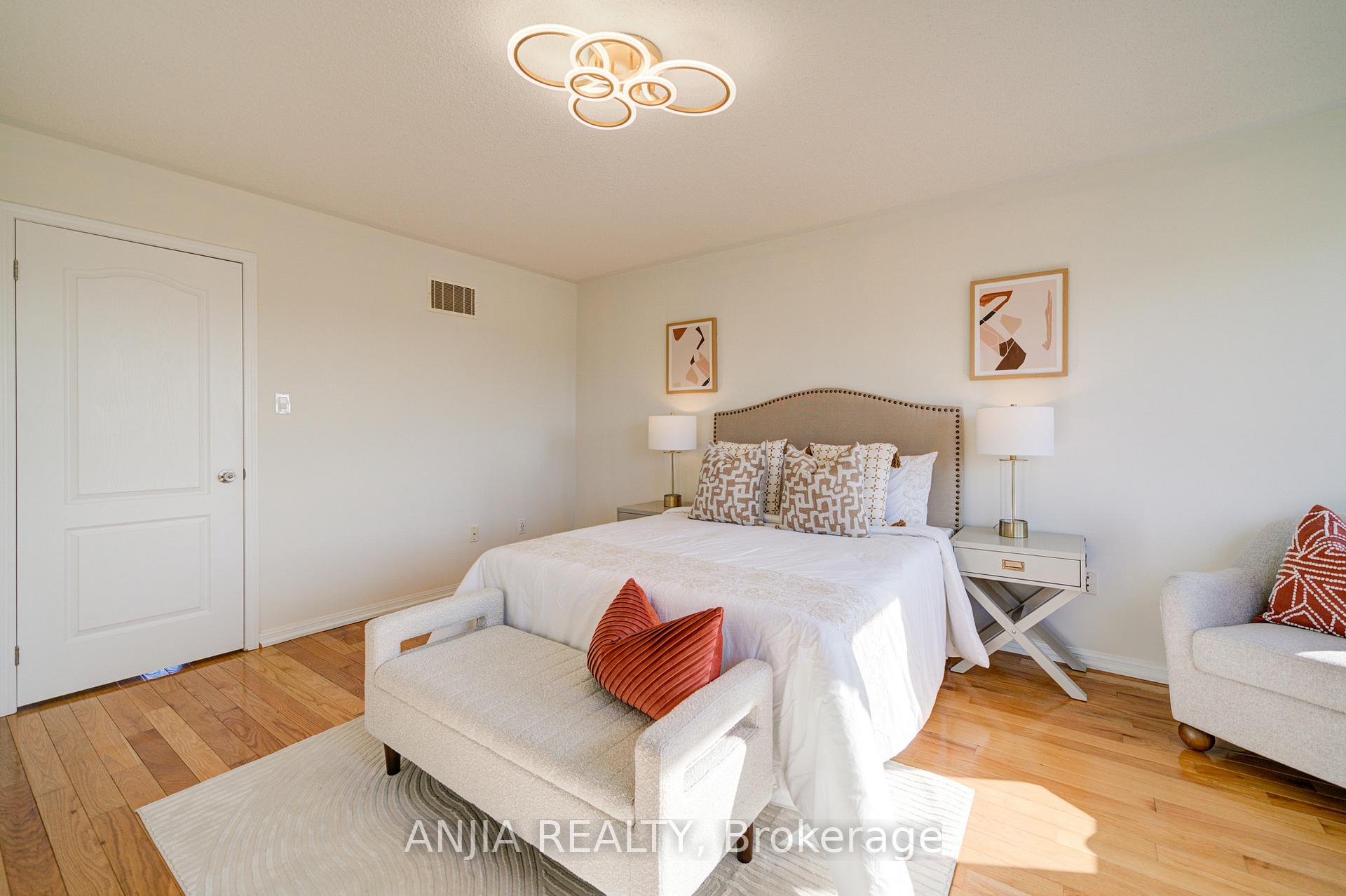 Photo 24 of 42 Gas Lamp Lane, Markham, Cornell — HOMEH