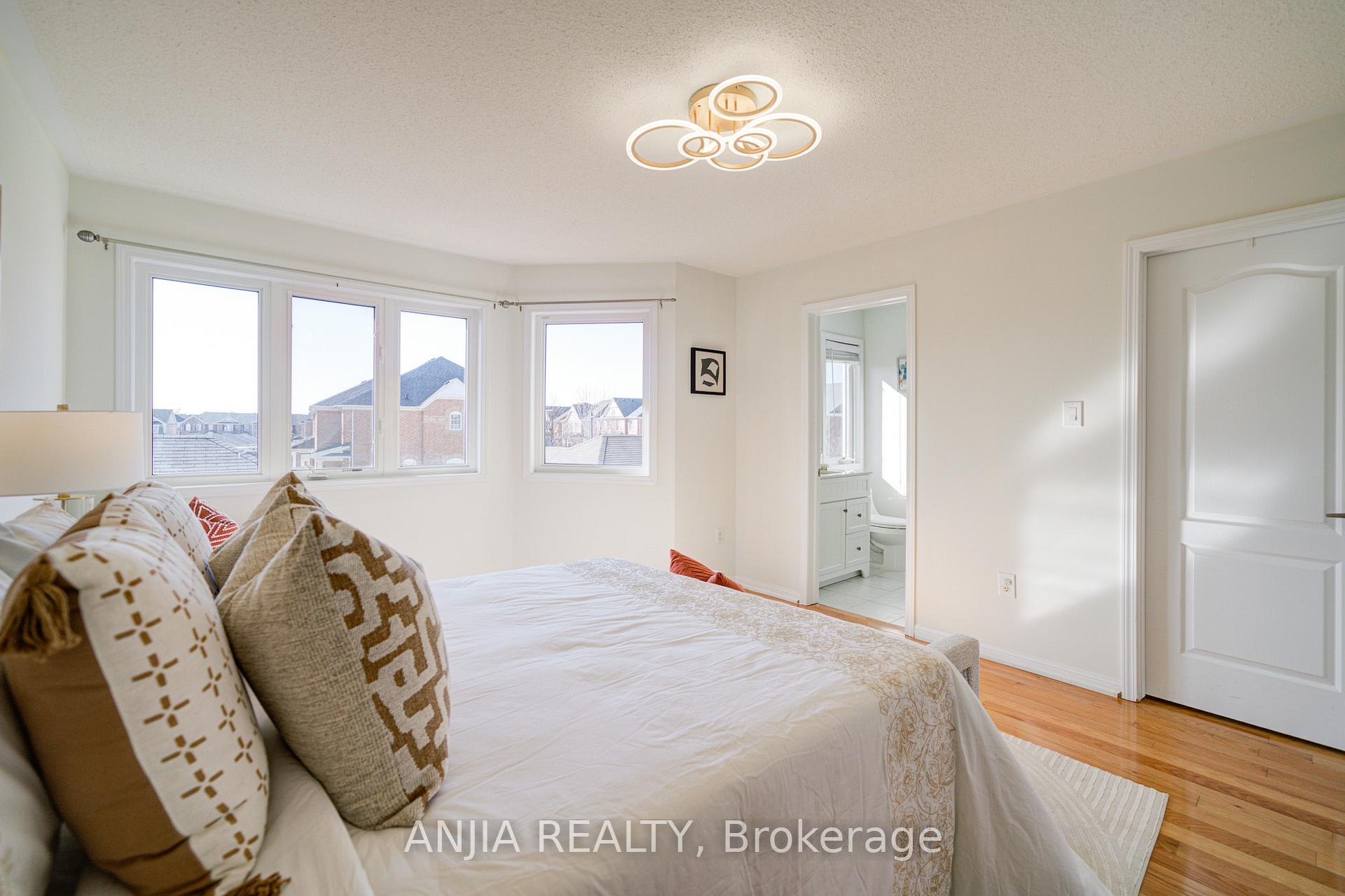 Photo 25 of 42 Gas Lamp Lane, Markham, Cornell — HOMEH