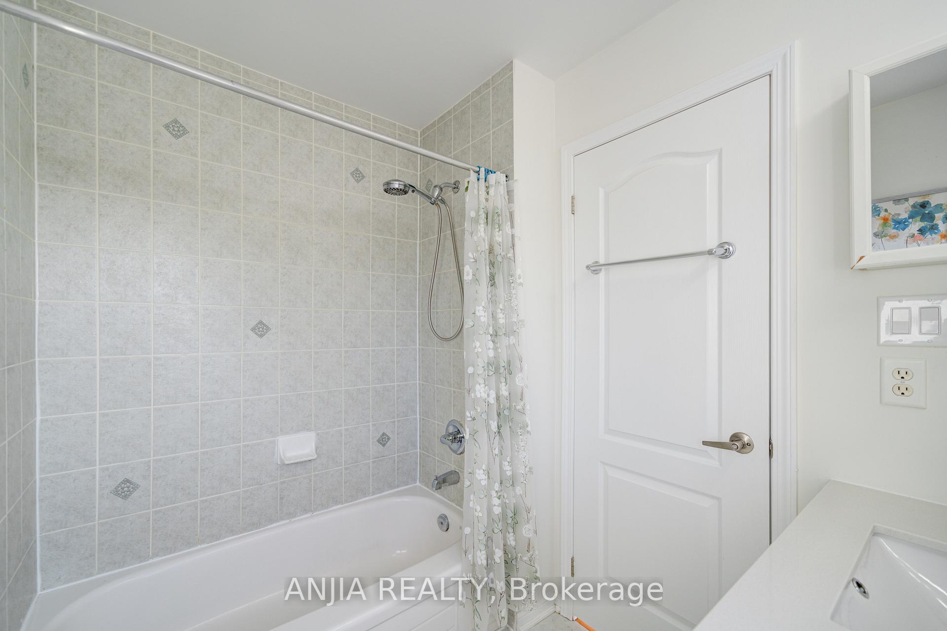 Photo 29 of 42 Gas Lamp Lane, Markham, Cornell — HOMEH