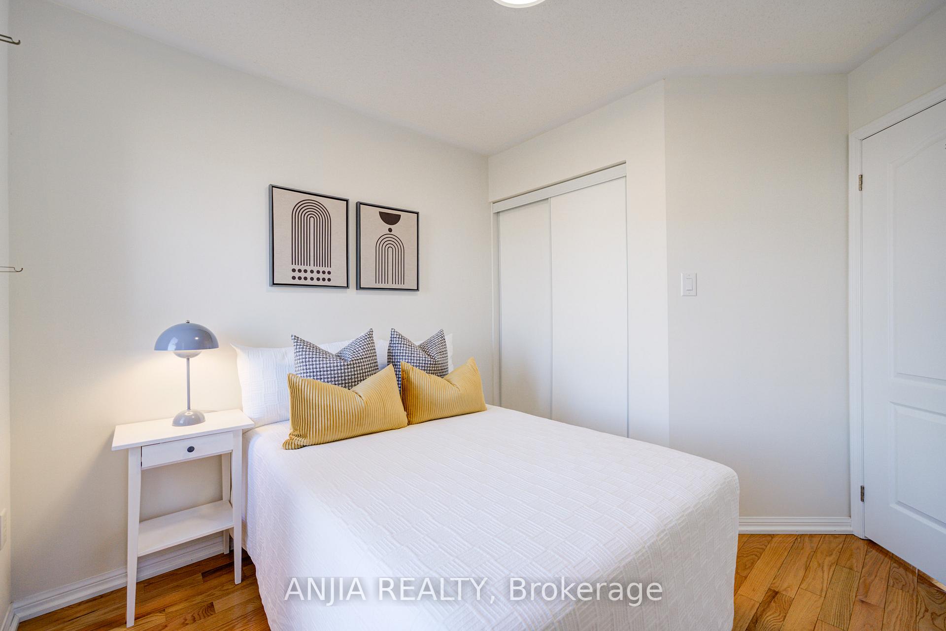 Photo 32 of 42 Gas Lamp Lane, Markham, Cornell — HOMEH