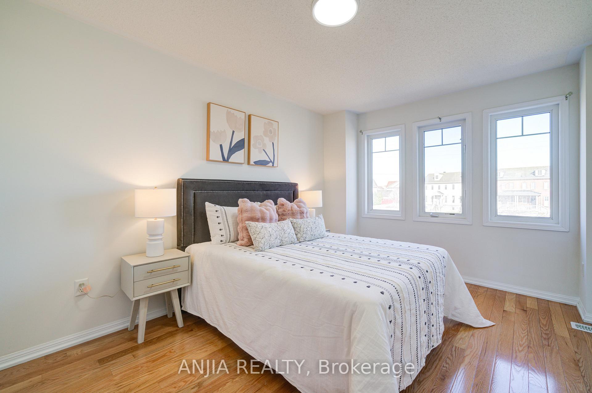 Photo 38 of 42 Gas Lamp Lane, Markham, Cornell — HOMEH