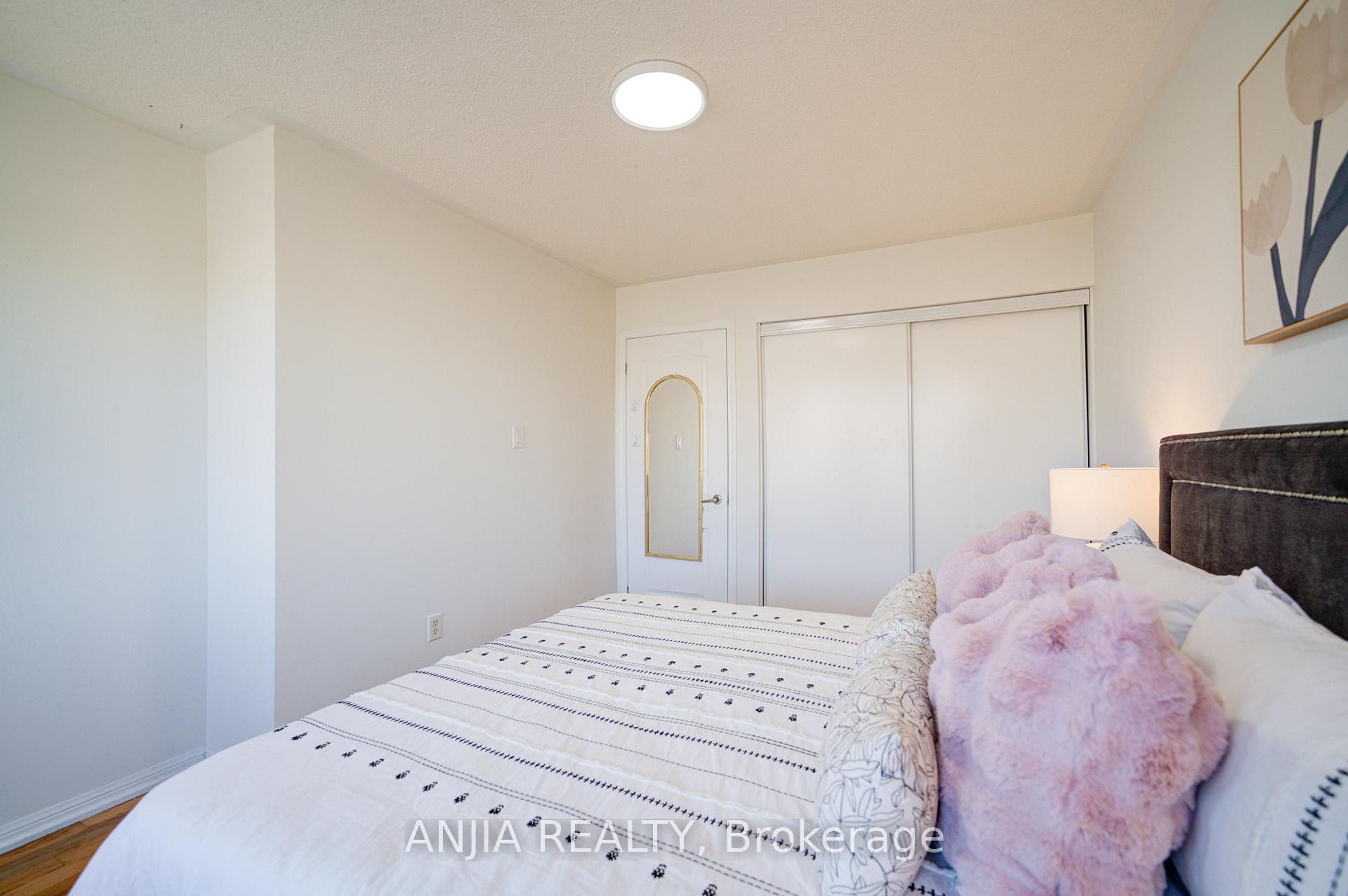 Photo 39 of 42 Gas Lamp Lane, Markham, Cornell — HOMEH