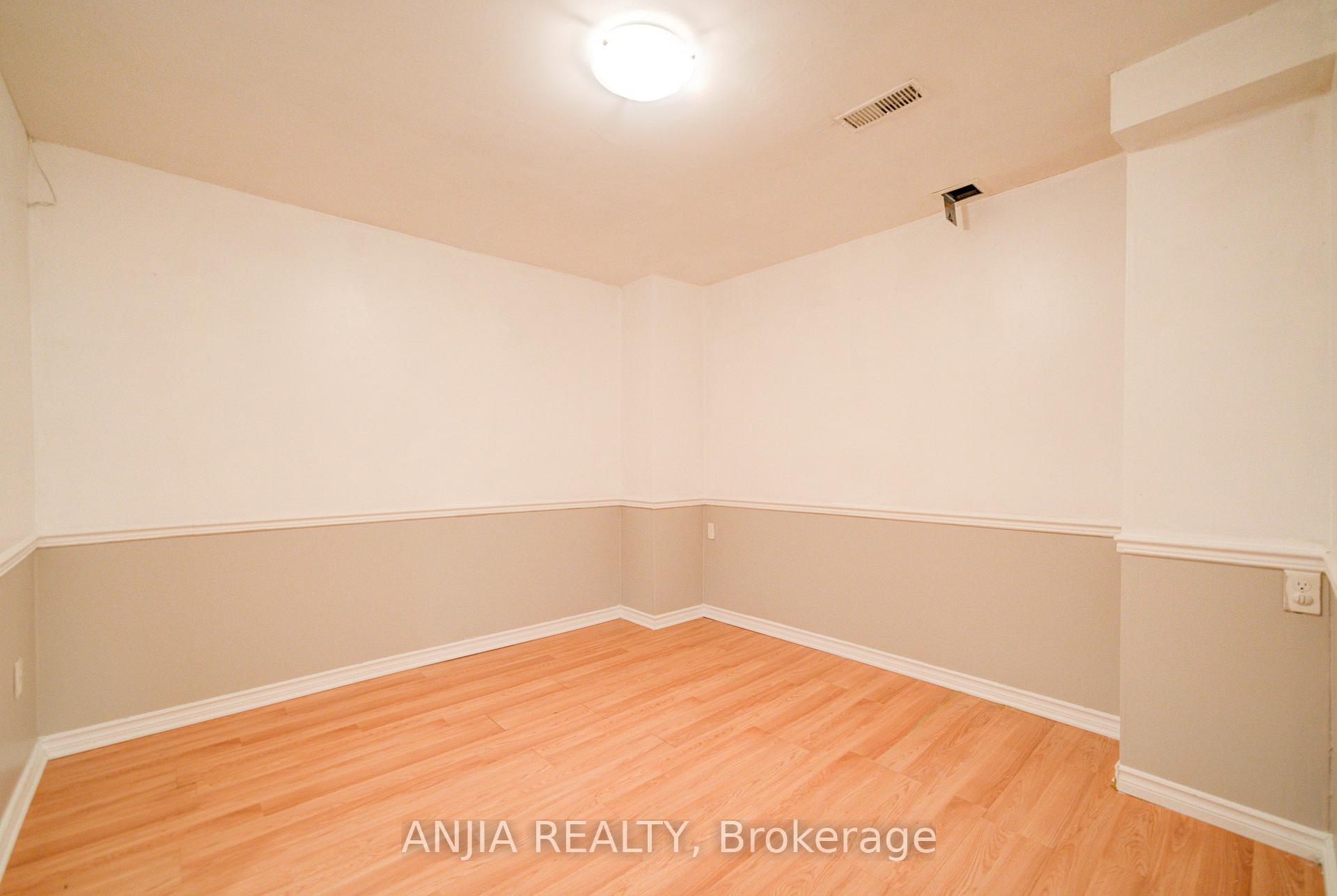 Photo 40 of 42 Gas Lamp Lane, Markham, Cornell — HOMEH