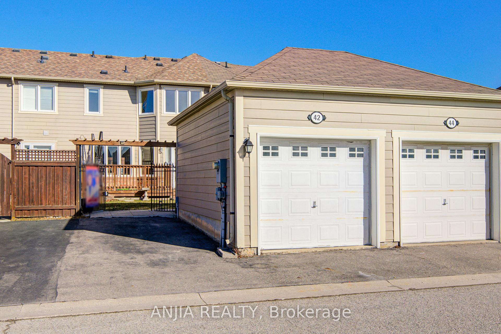 Photo 46 of 42 Gas Lamp Lane, Markham, Cornell — HOMEH