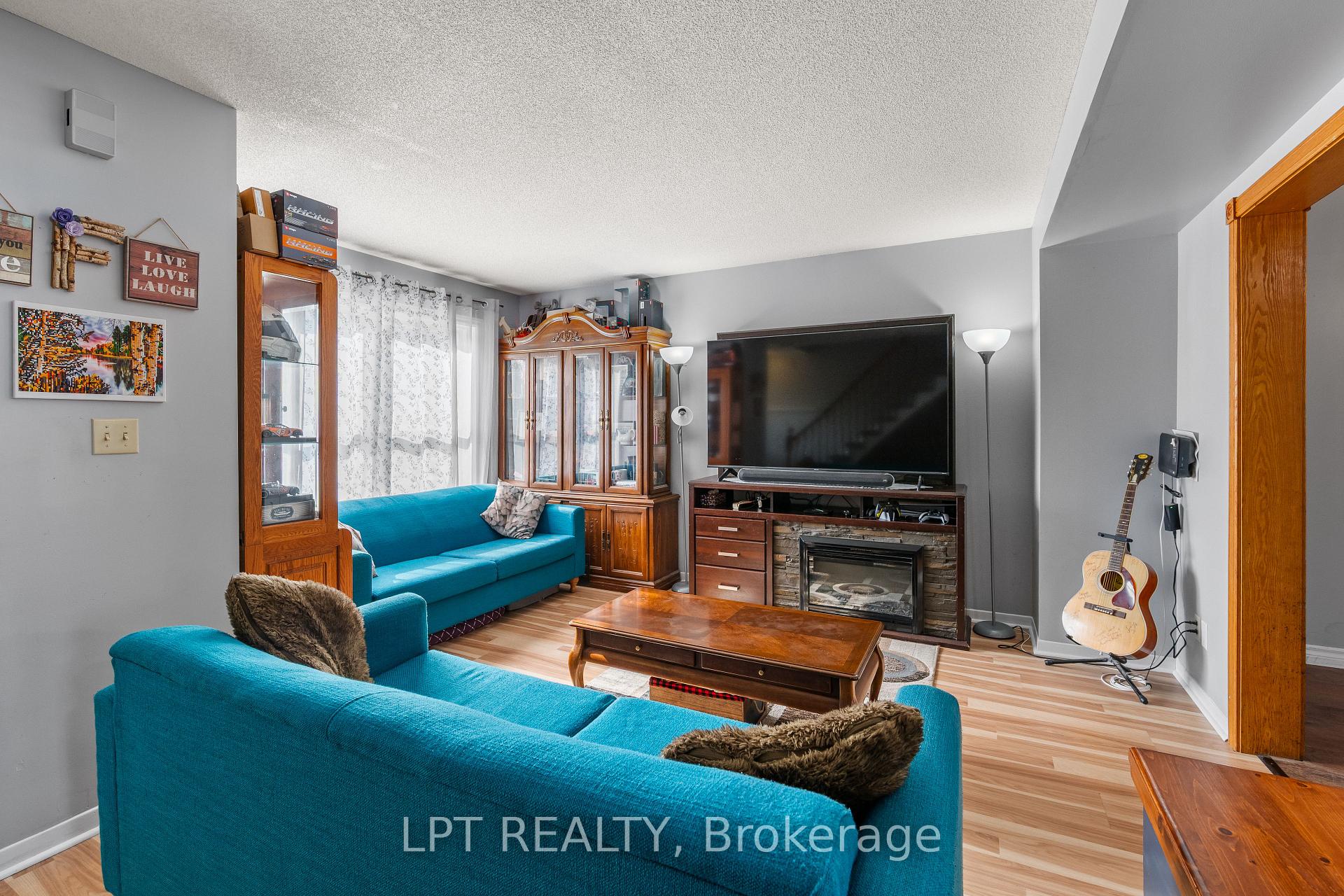 Photo 2 of 975 Warburton Crescent, Kingston, East Gardiners Rd — HOMEH
