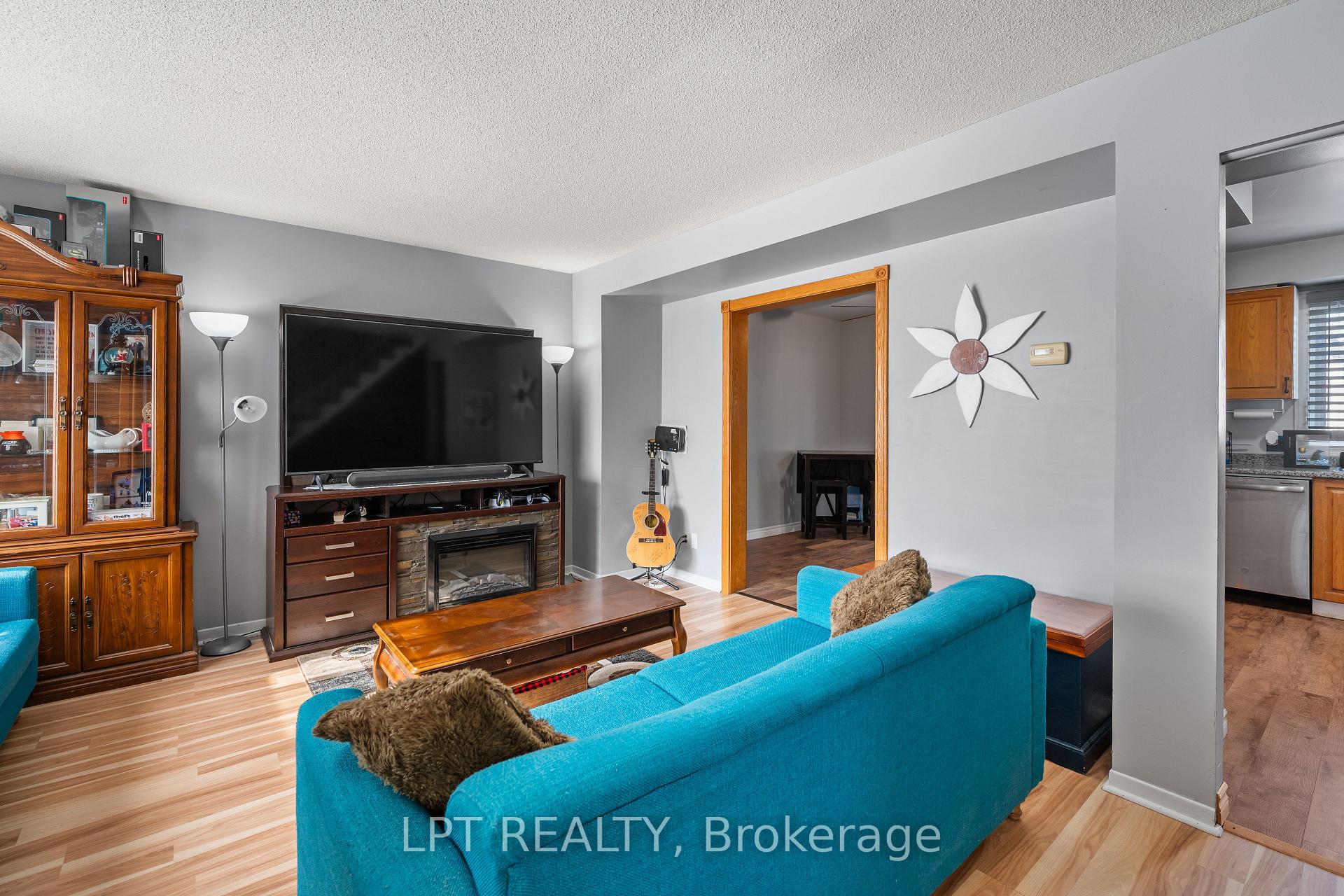 Photo 11 of 975 Warburton Crescent, Kingston, East Gardiners Rd — HOMEH